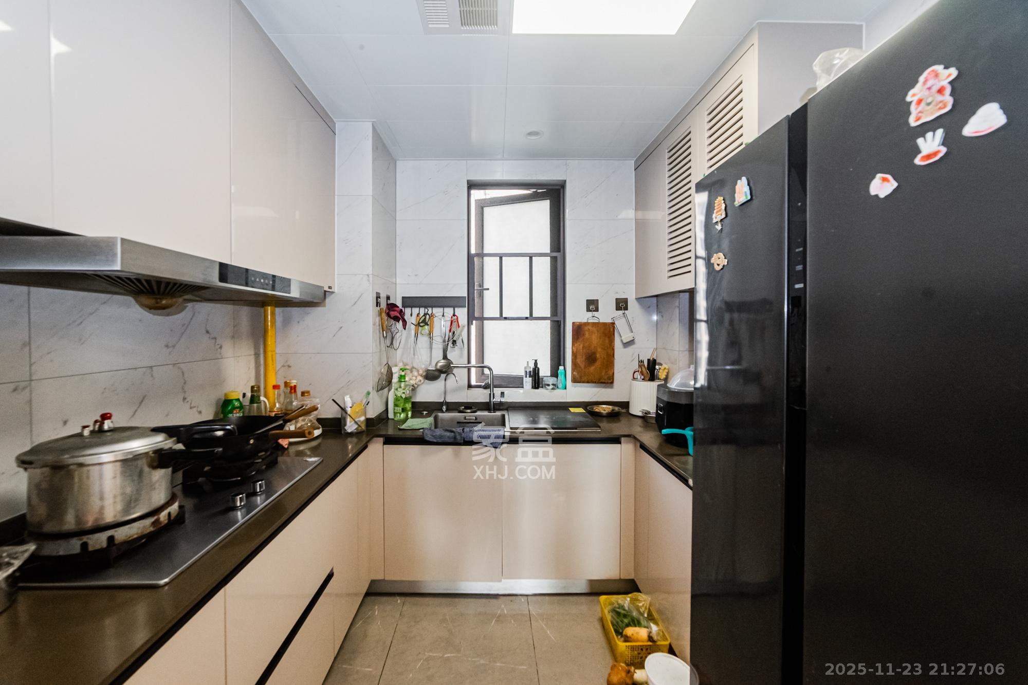 龙湖春江天玺  4室2厅2卫    185.0万厨房