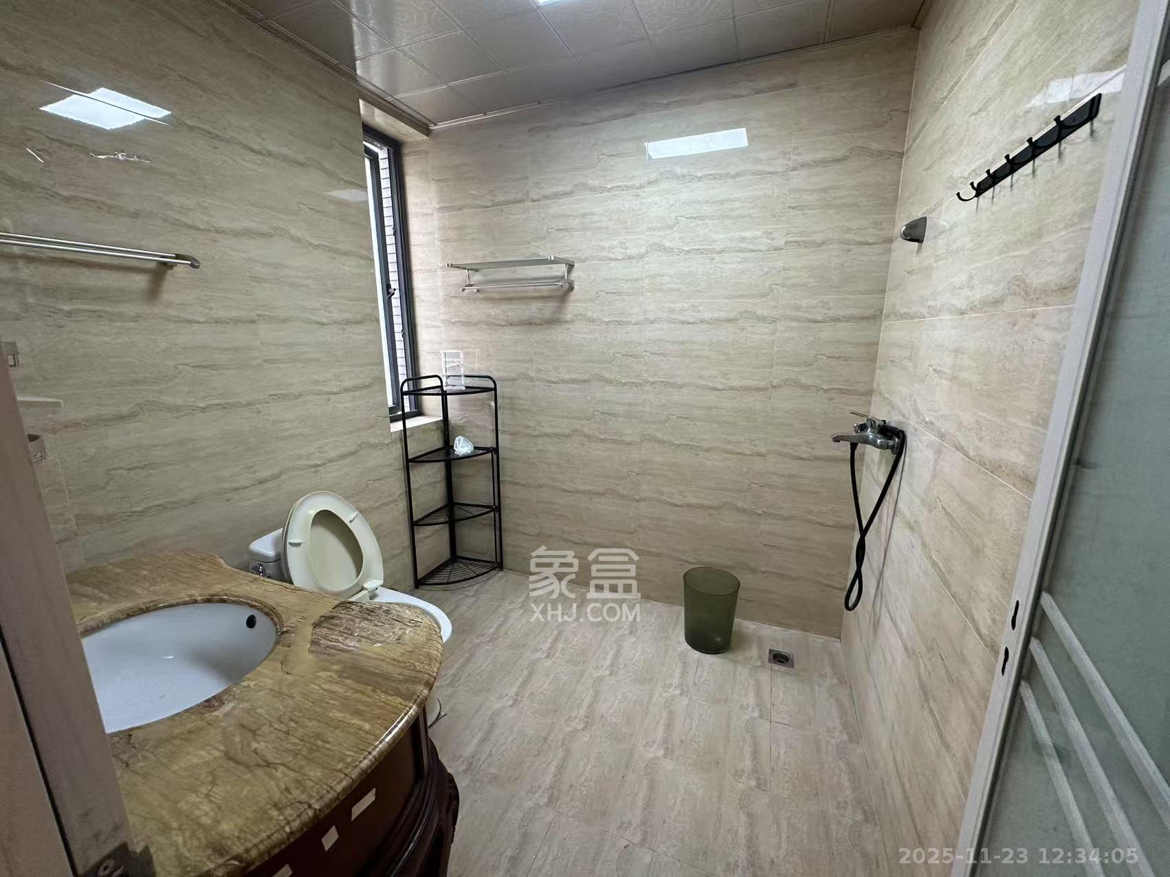 长房东郡 3室2厅2卫 2800.0元/月 长房东郡 3室2厅2卫 2800.0元/月室内图