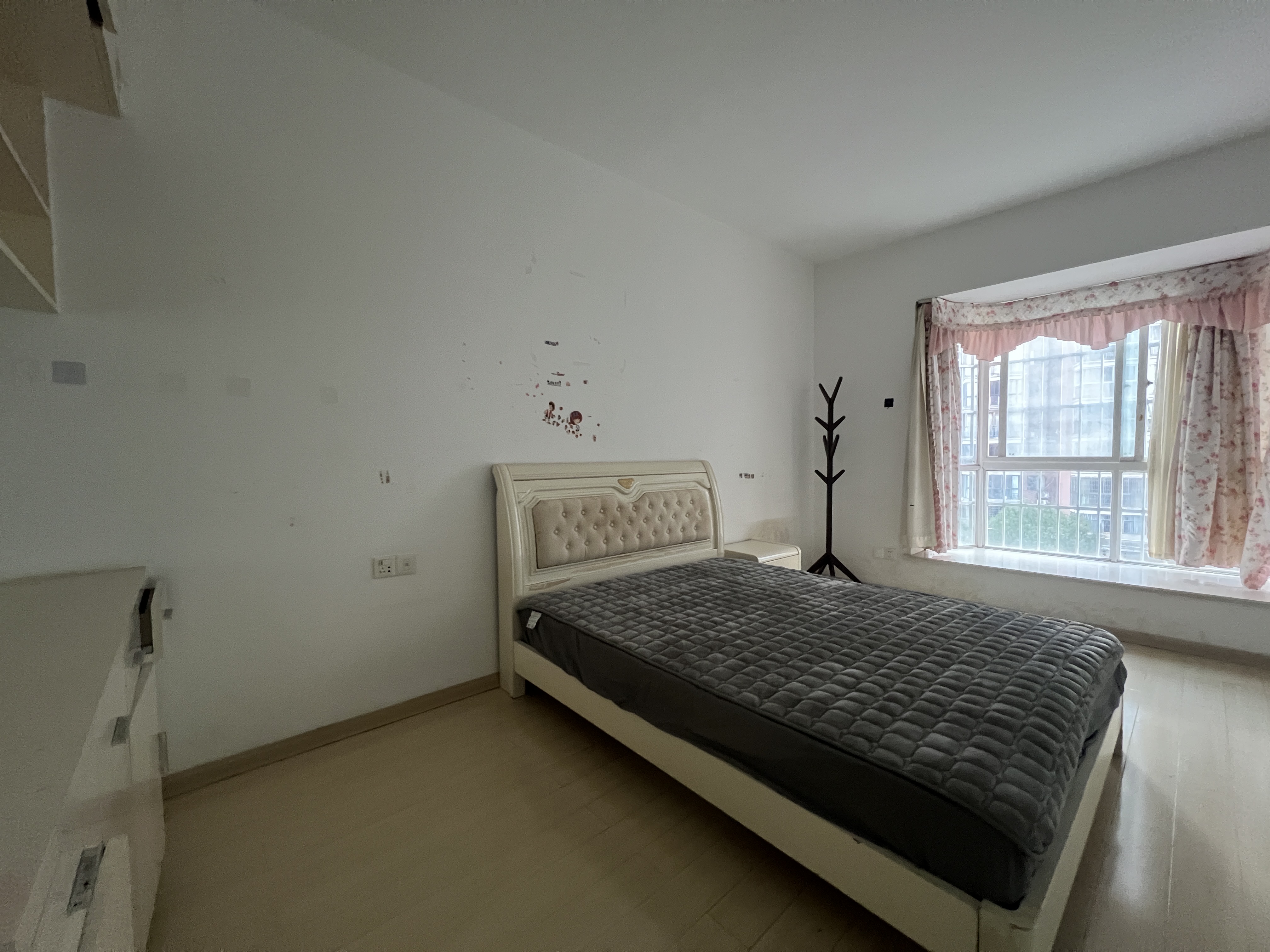 憬华花园  3室2厅1卫    2000.0元/月室内图