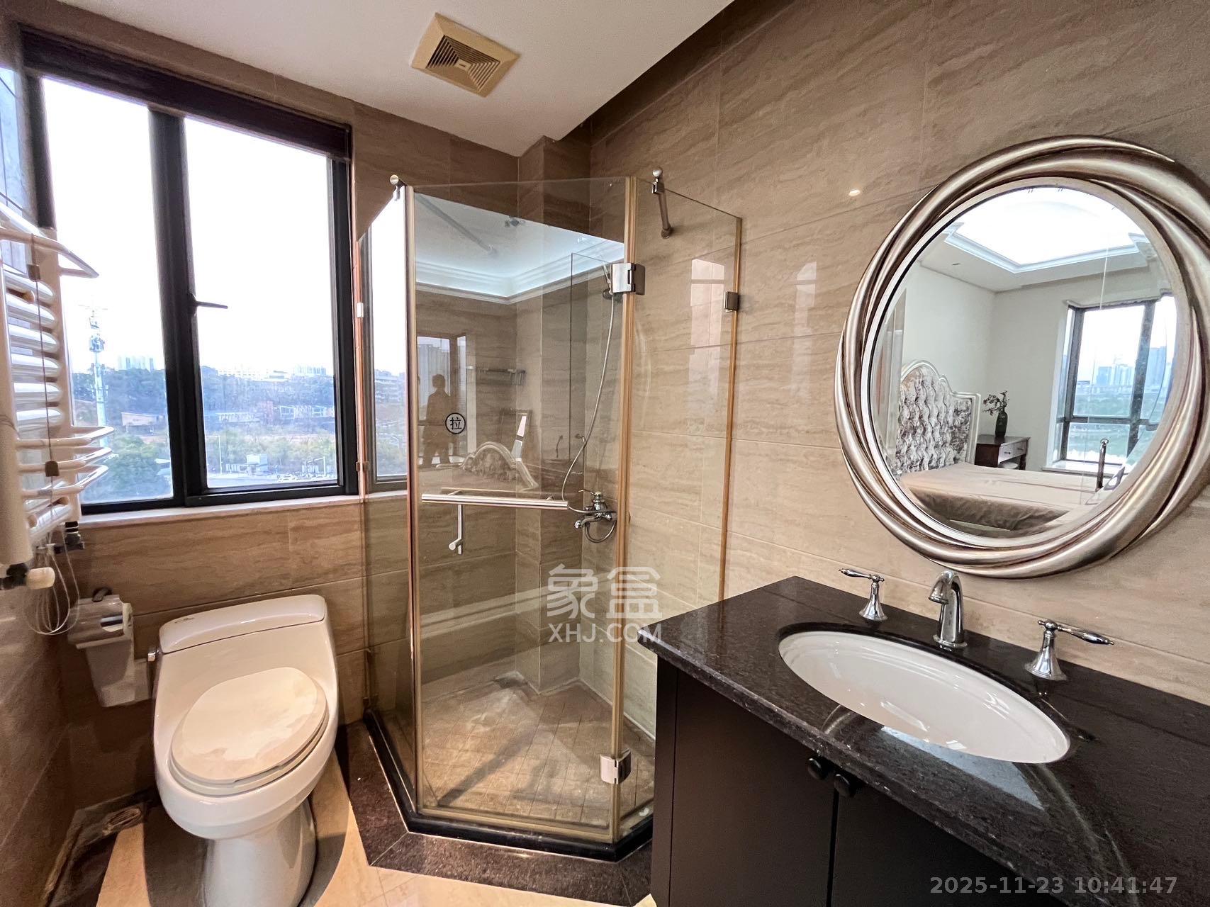 藏珑湖上国际花园  4室2厅2卫    5000.0元/月室内图