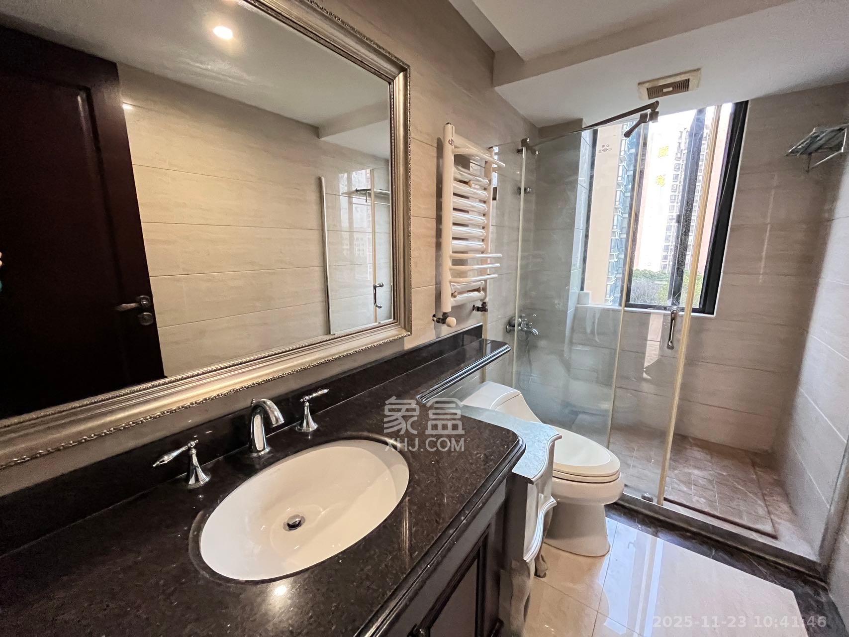 藏珑湖上国际花园  4室2厅2卫    5000.0元/月室内图