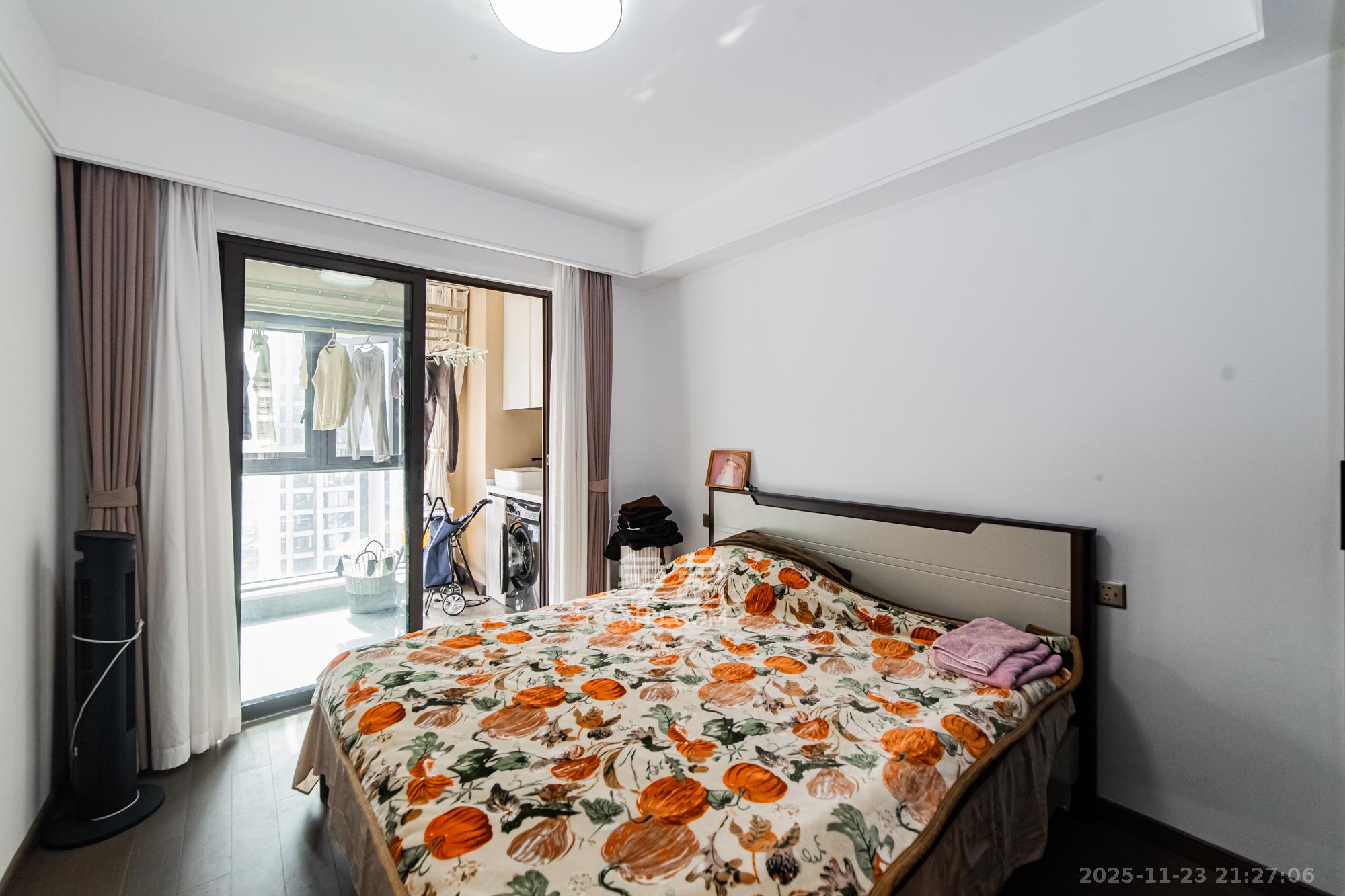 龙湖春江天玺  4室2厅2卫    185.0万卧室