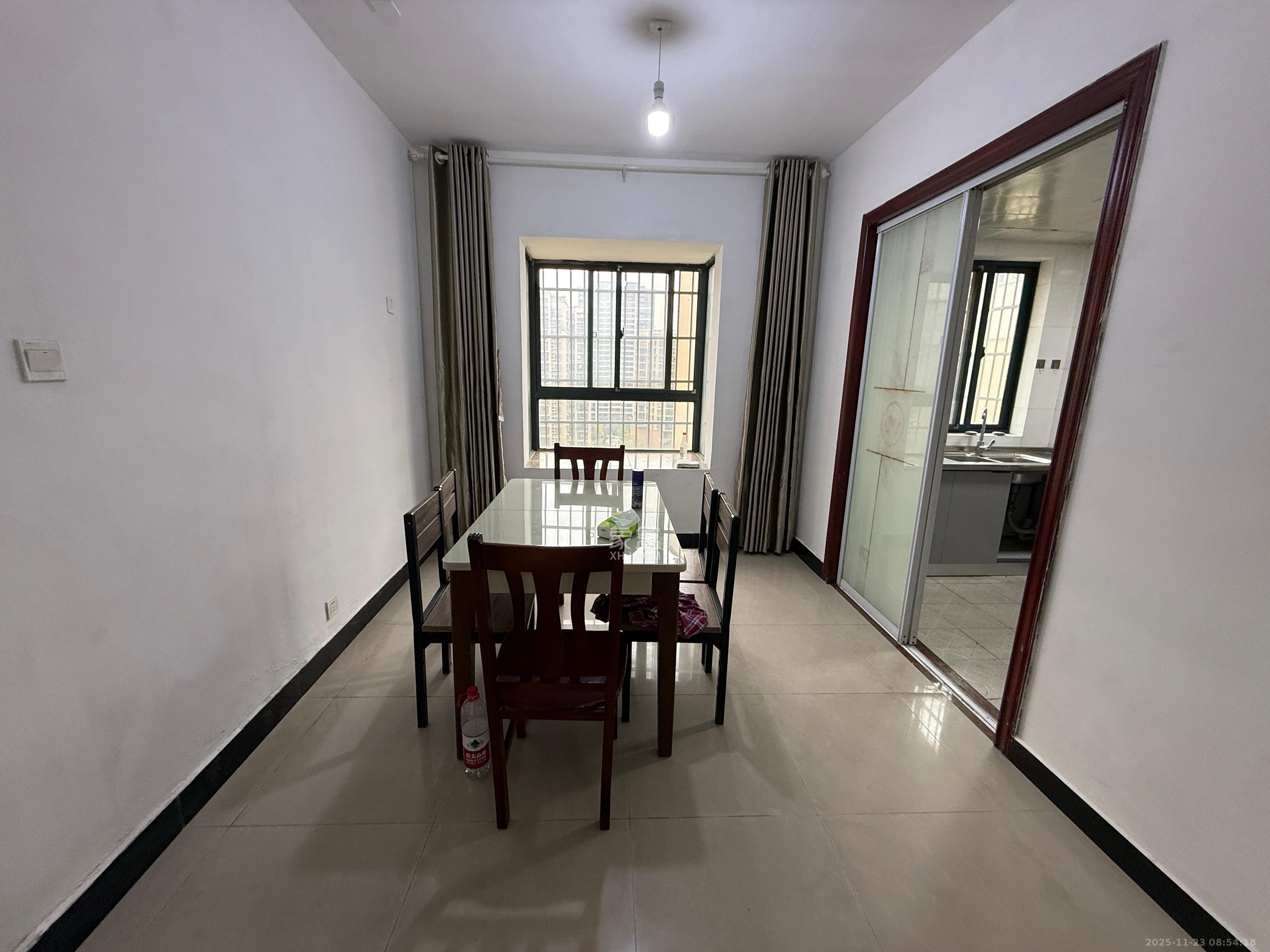 岳华嘉园 3室2厅2卫 2200.0元/月 岳华嘉园 3室2厅2卫 2200.0元/月室内图