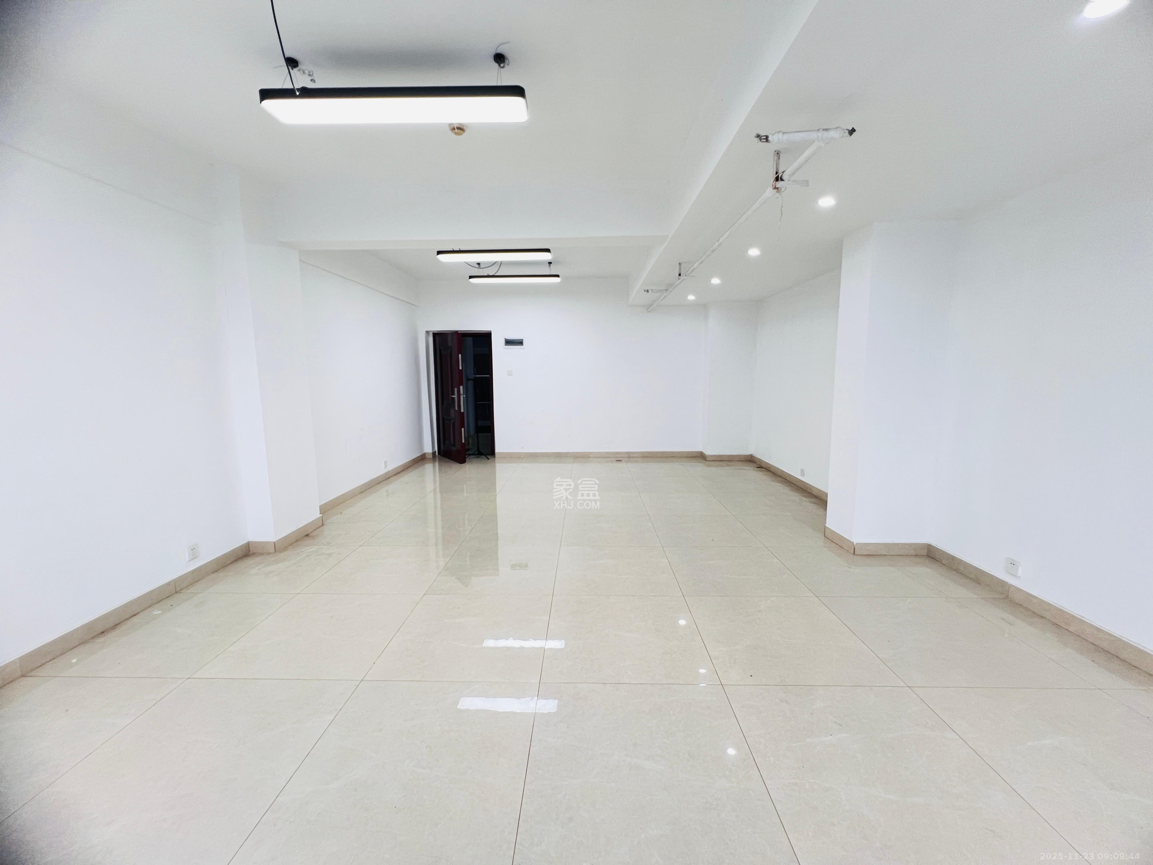 长房中庭国际（东郡华蓉广场）  1室0厅0卫    2500.0元/月