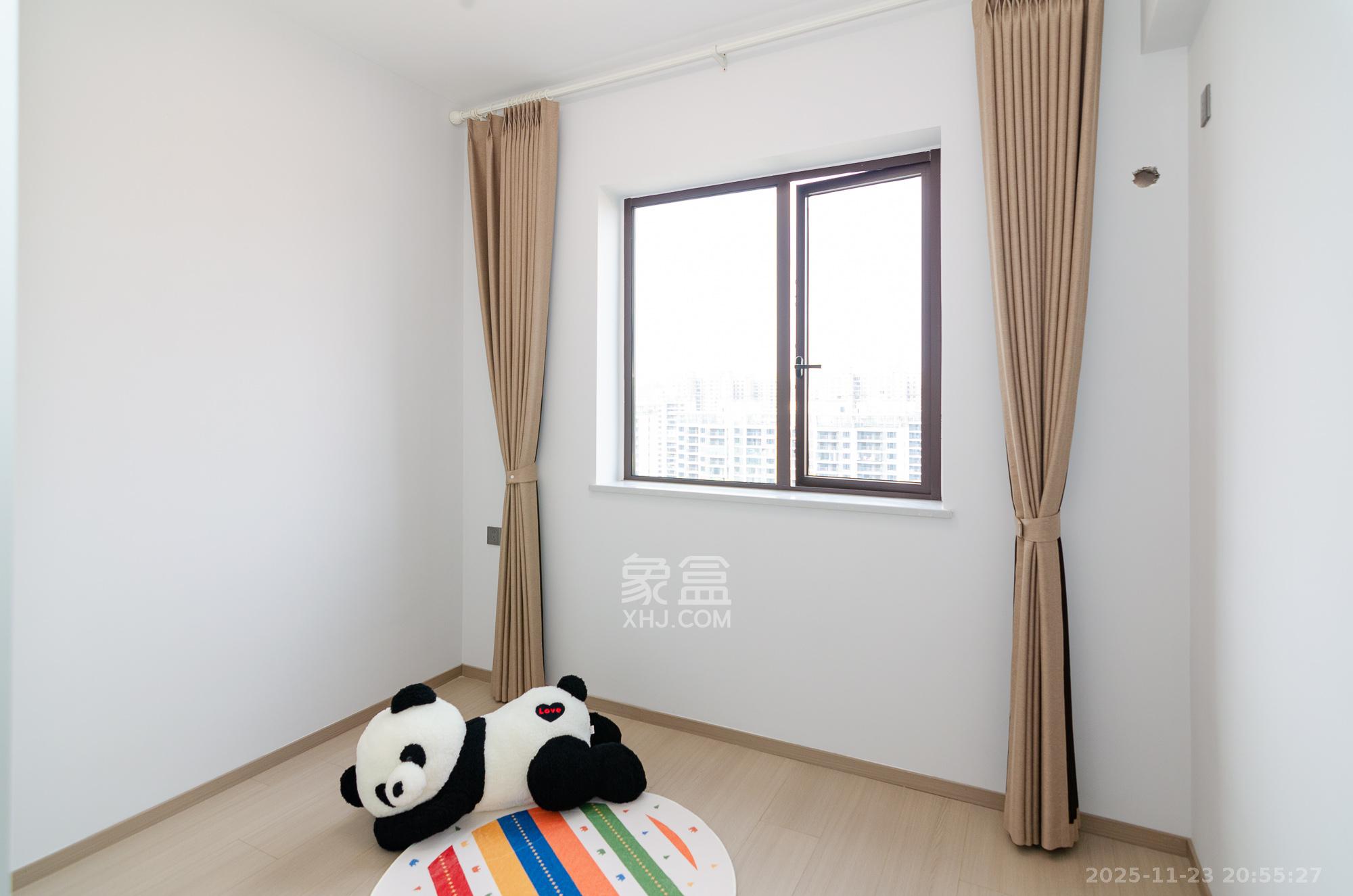 新华联梦想城  4室2厅2卫    113.8万卧室