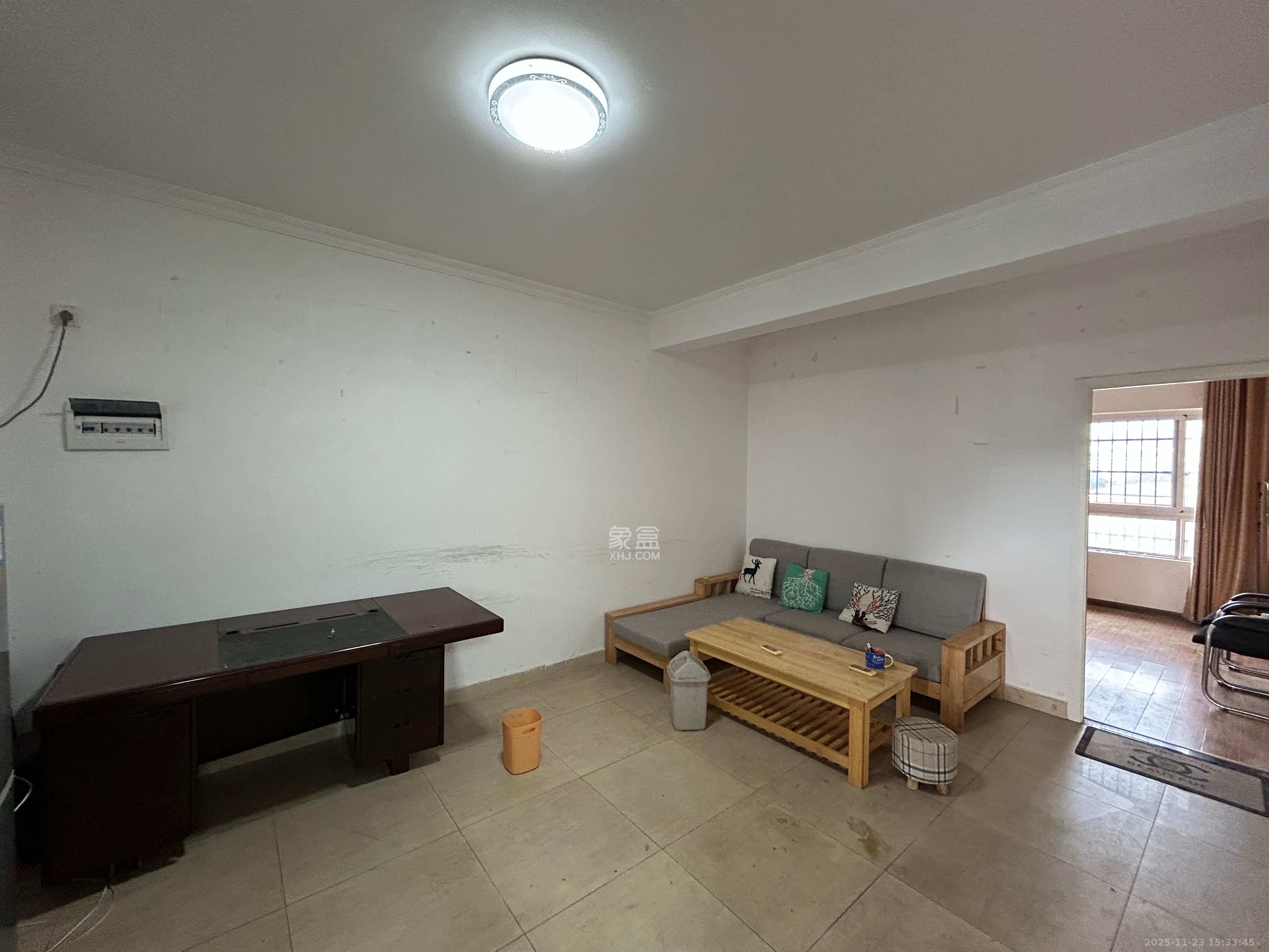 月亮湾草莓街区一、二期  2室1厅1卫    1800.0元/月