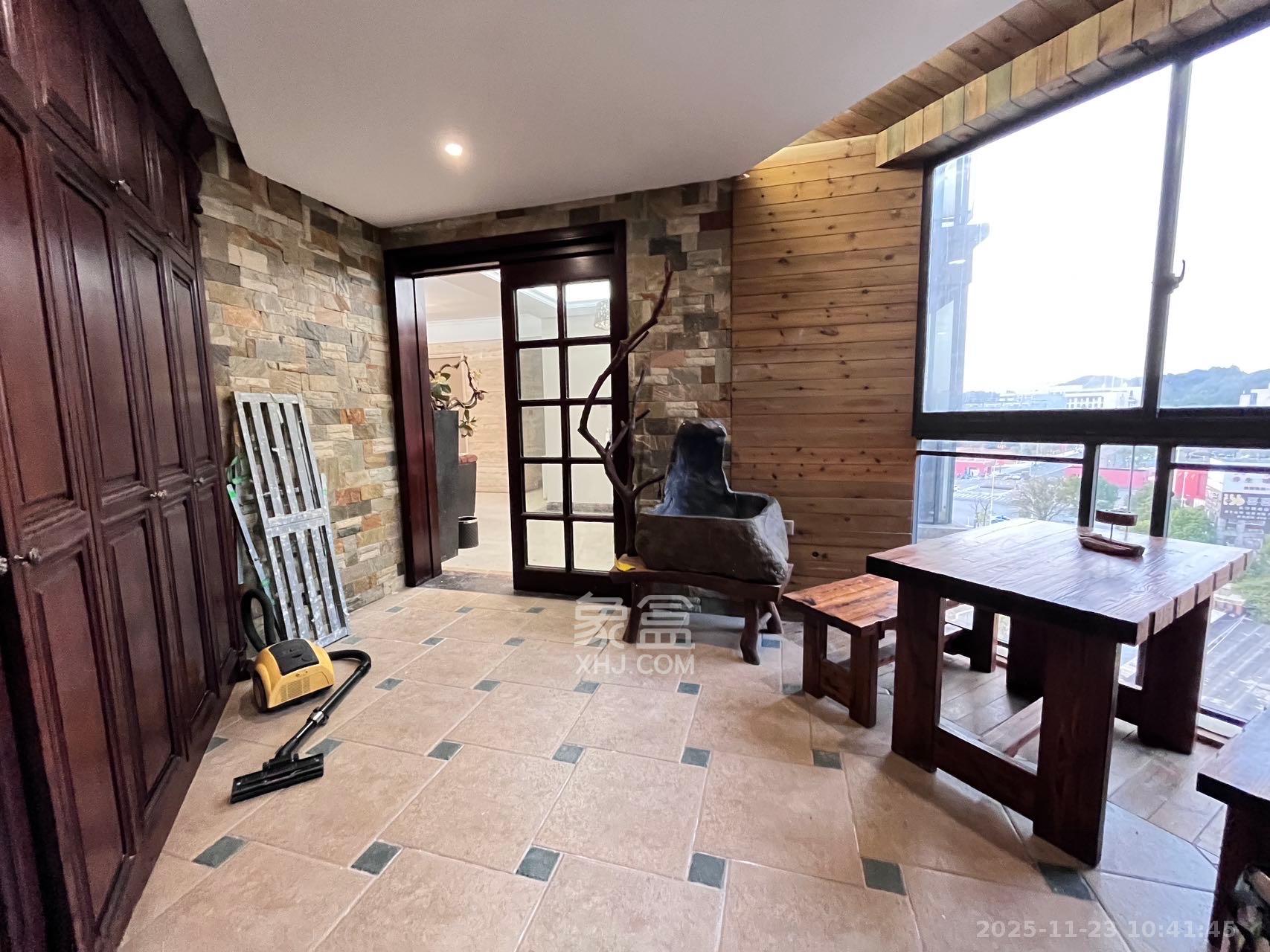 藏珑湖上国际花园  4室2厅2卫    5000.0元/月室内图