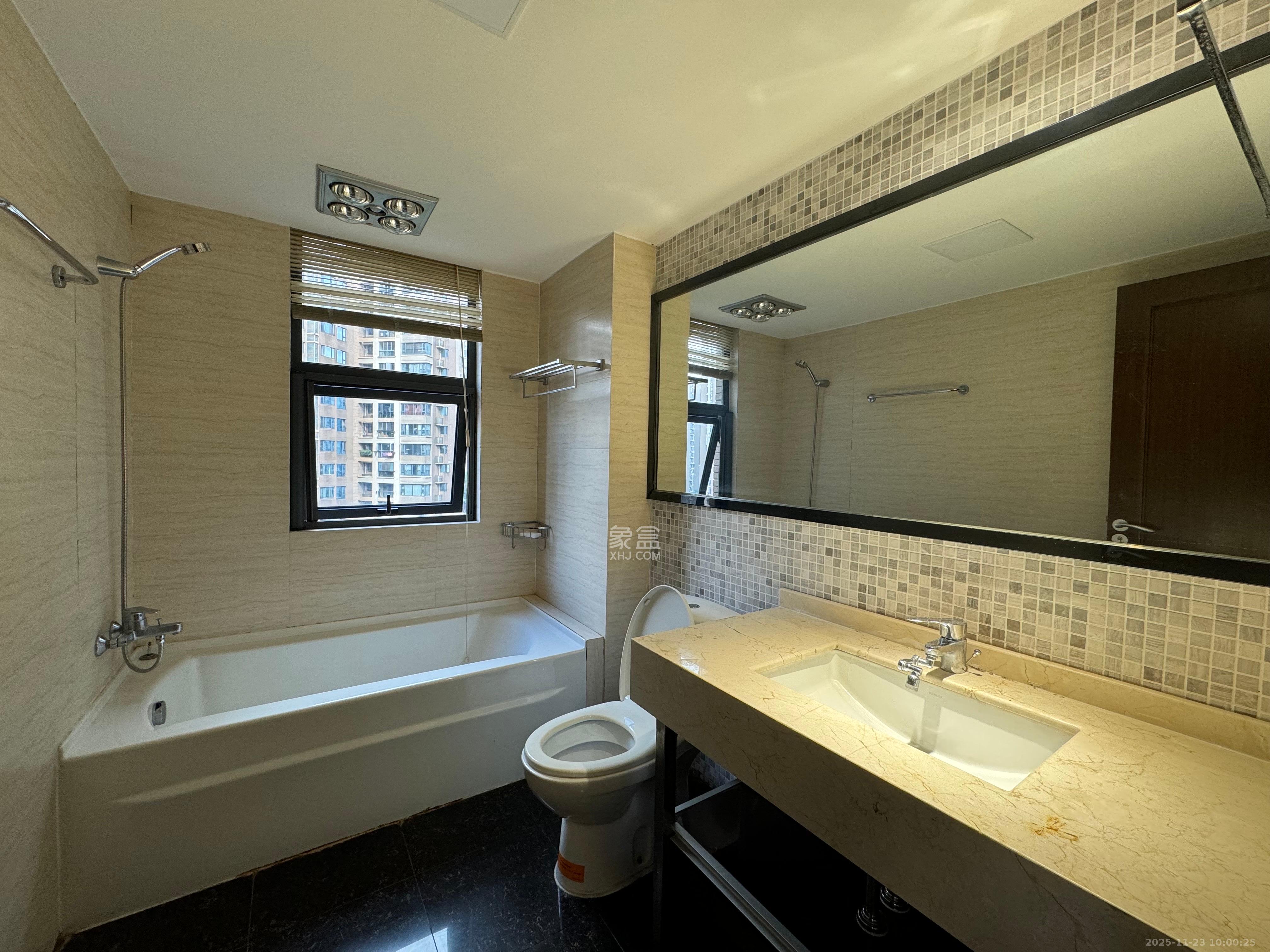 藏珑湖上国际花园  4室2厅2卫    4200.0元/月室内图