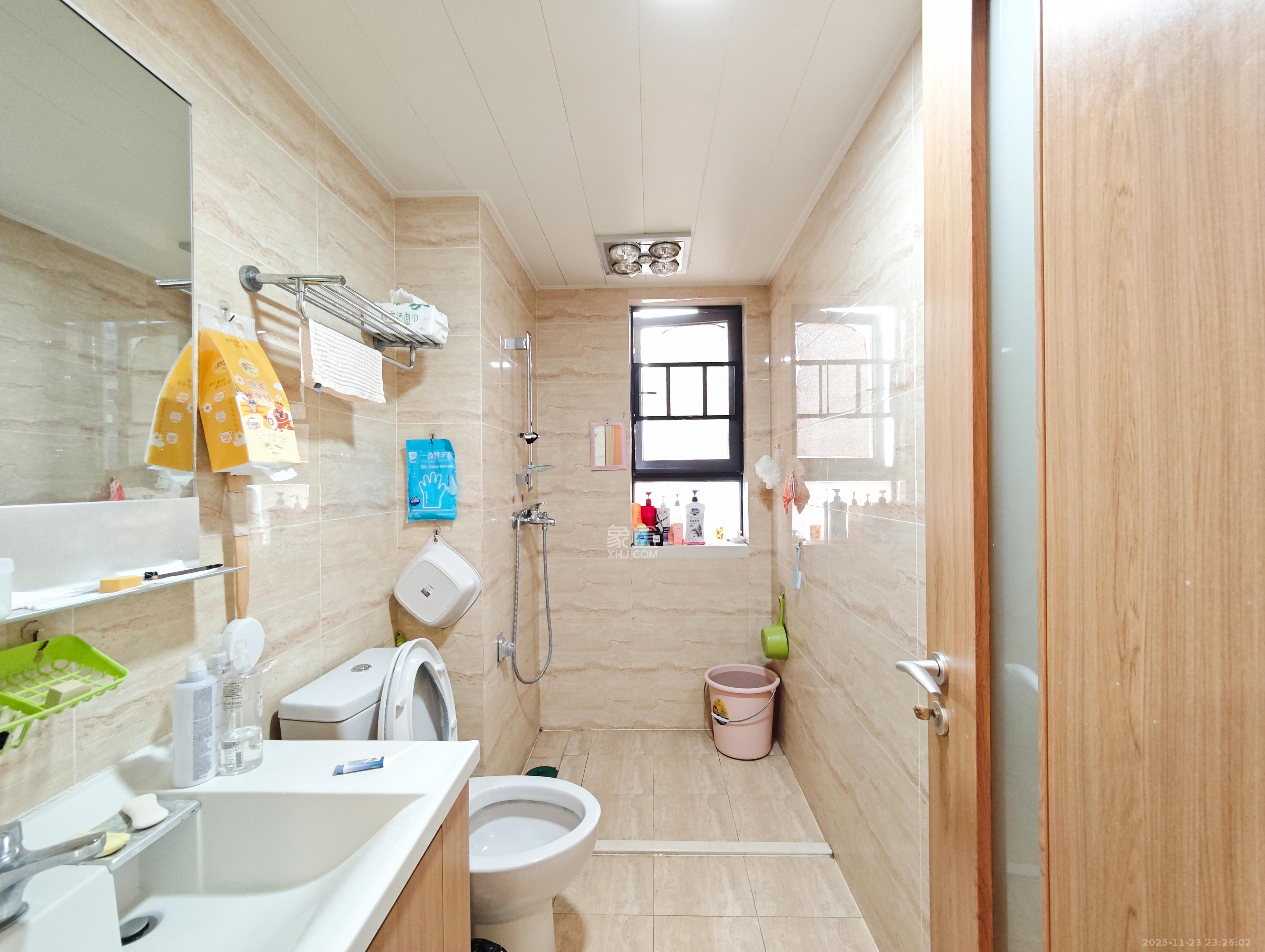 万科魅力之城  3室2厅2卫    100.0万卫生间