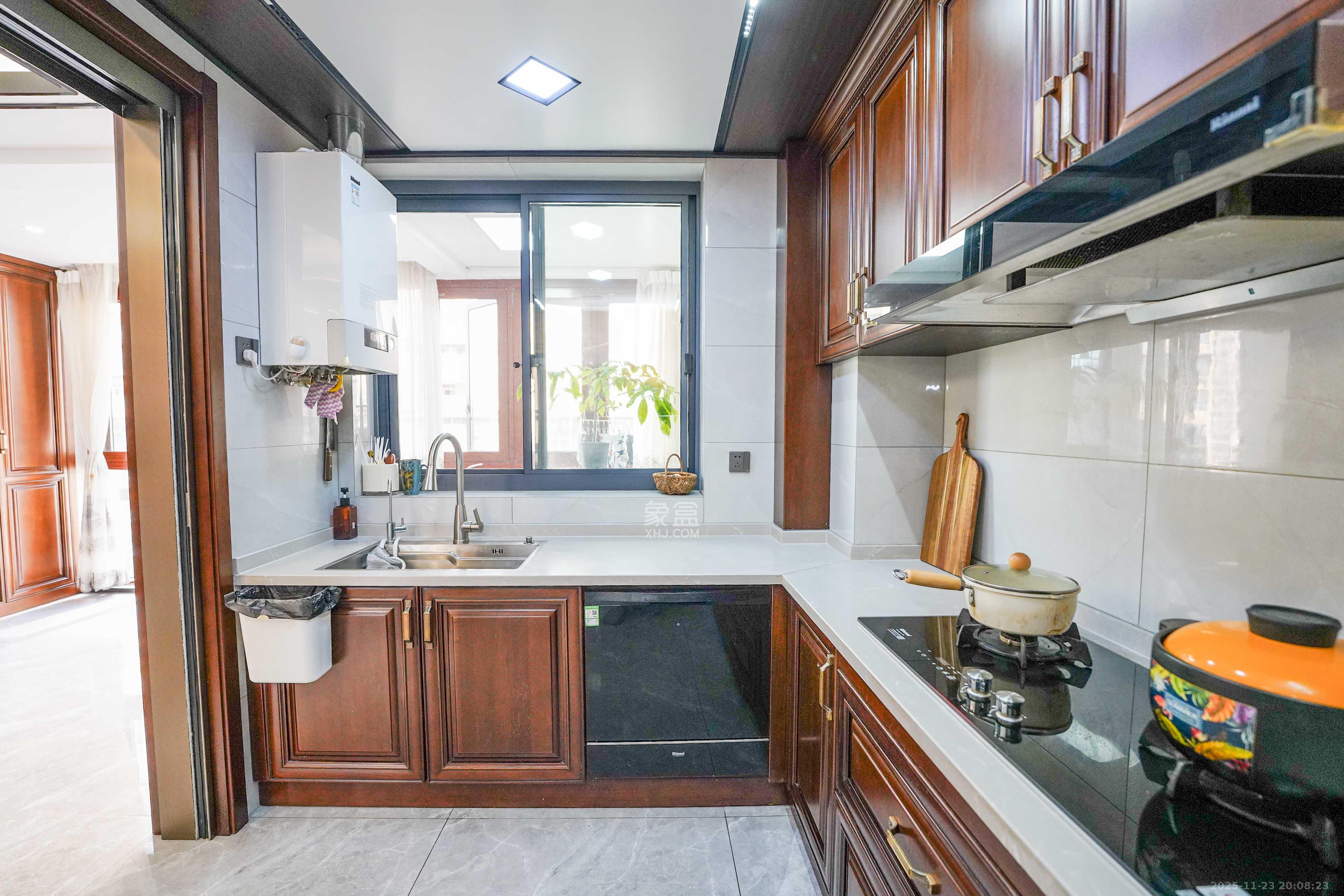 汇金城/嘉华城一期 5室2厅1卫 251.0万 汇金城/嘉华城一期 5室2厅1卫 251.0万厨房