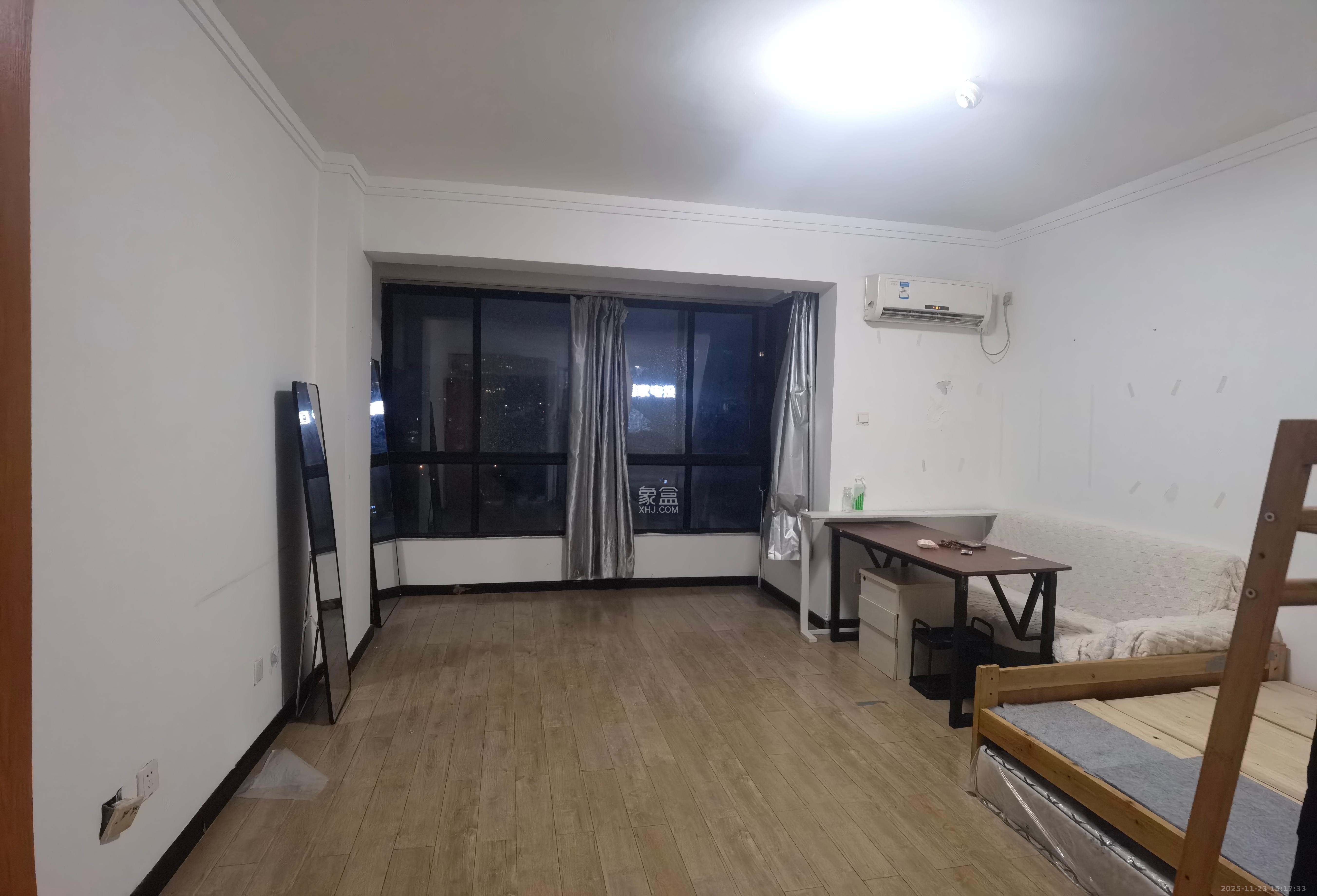 标志商务中心  1室1厅1卫    1100.0元/月