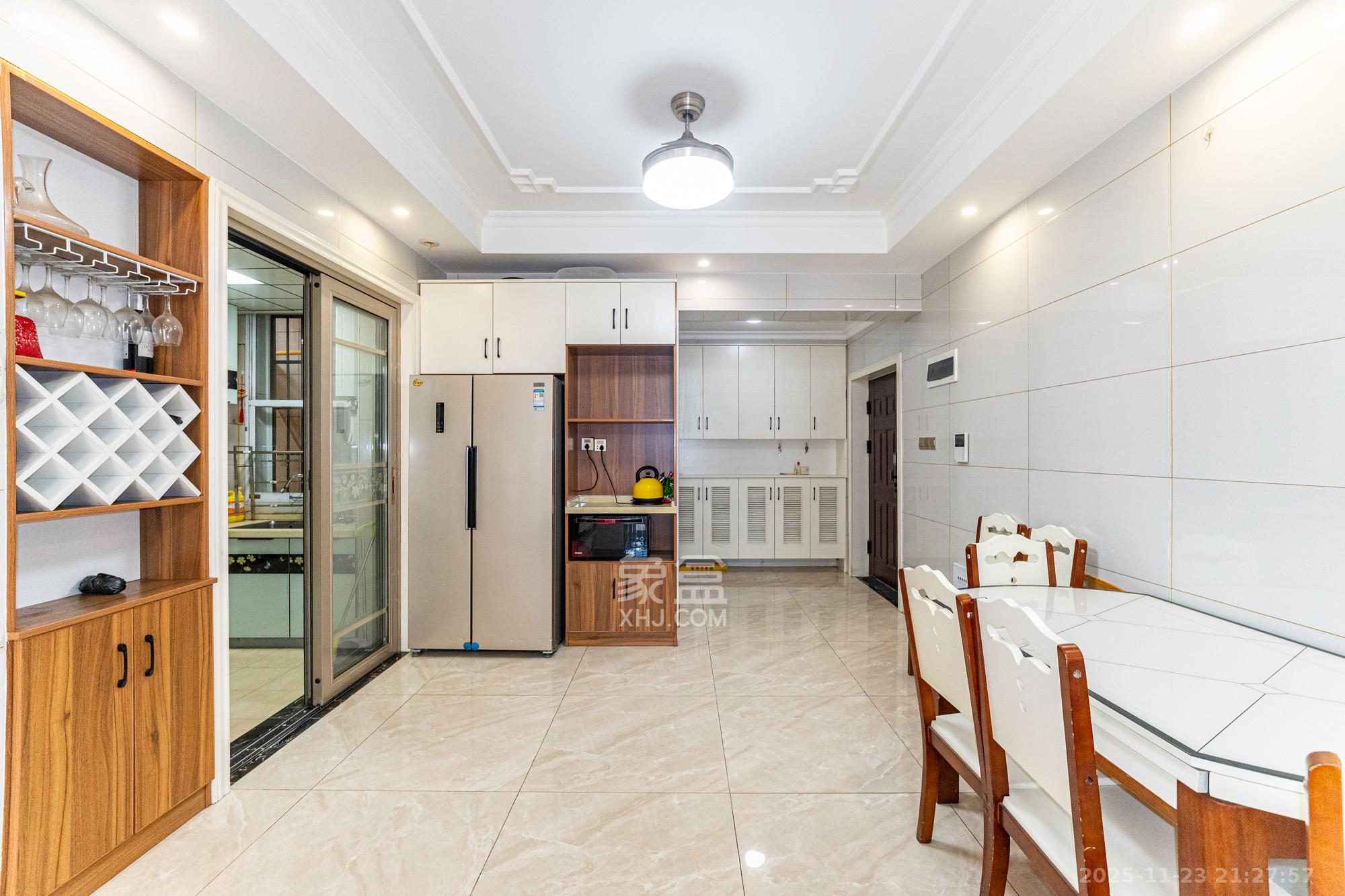 豪庭(江城豪庭) 3室2厅2卫 70.0万 豪庭(江城豪庭) 3室2厅2卫 70.0万客厅