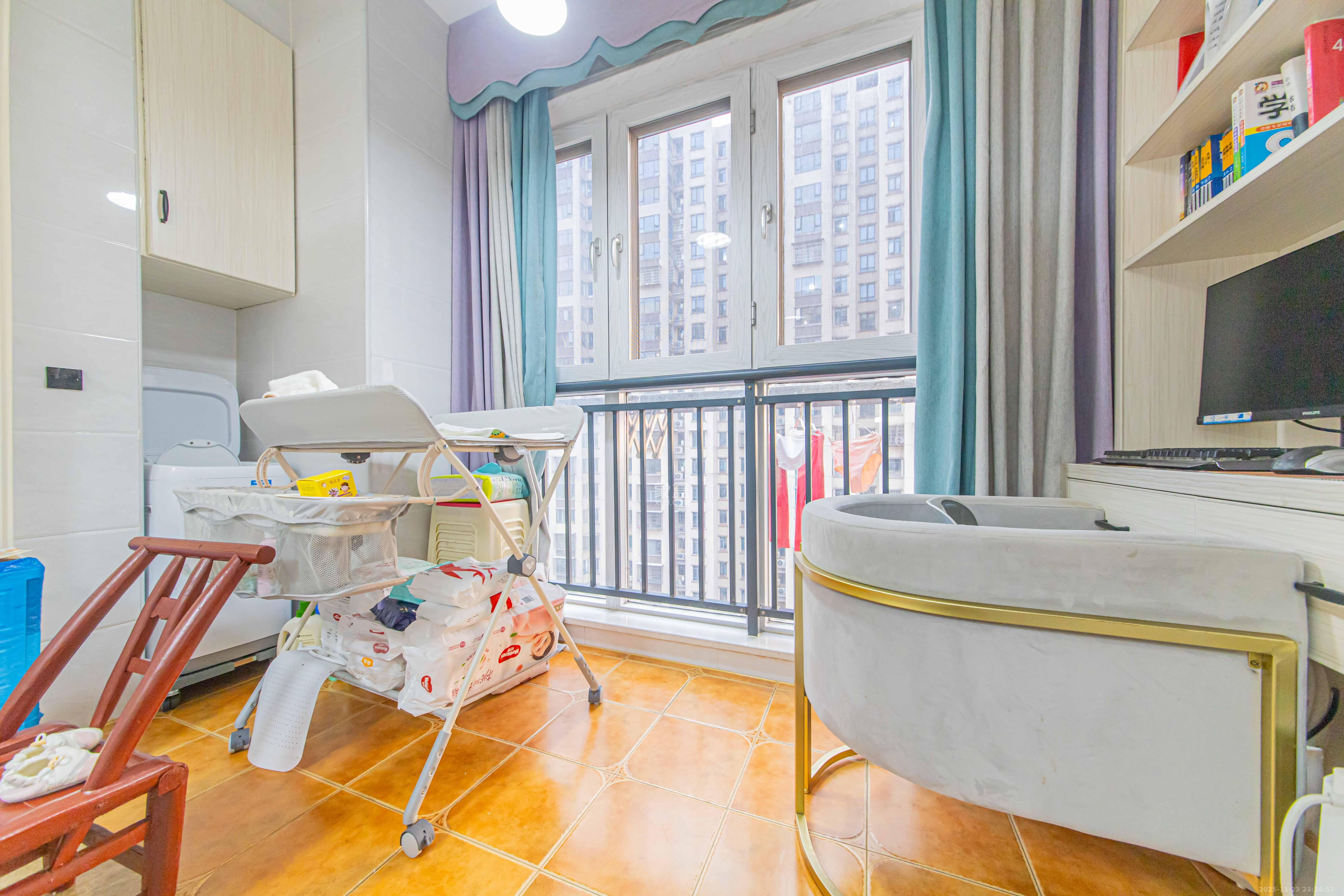 香芙嘉园（广铁湘府嘉园）  3室2厅1卫    103.0万阳台