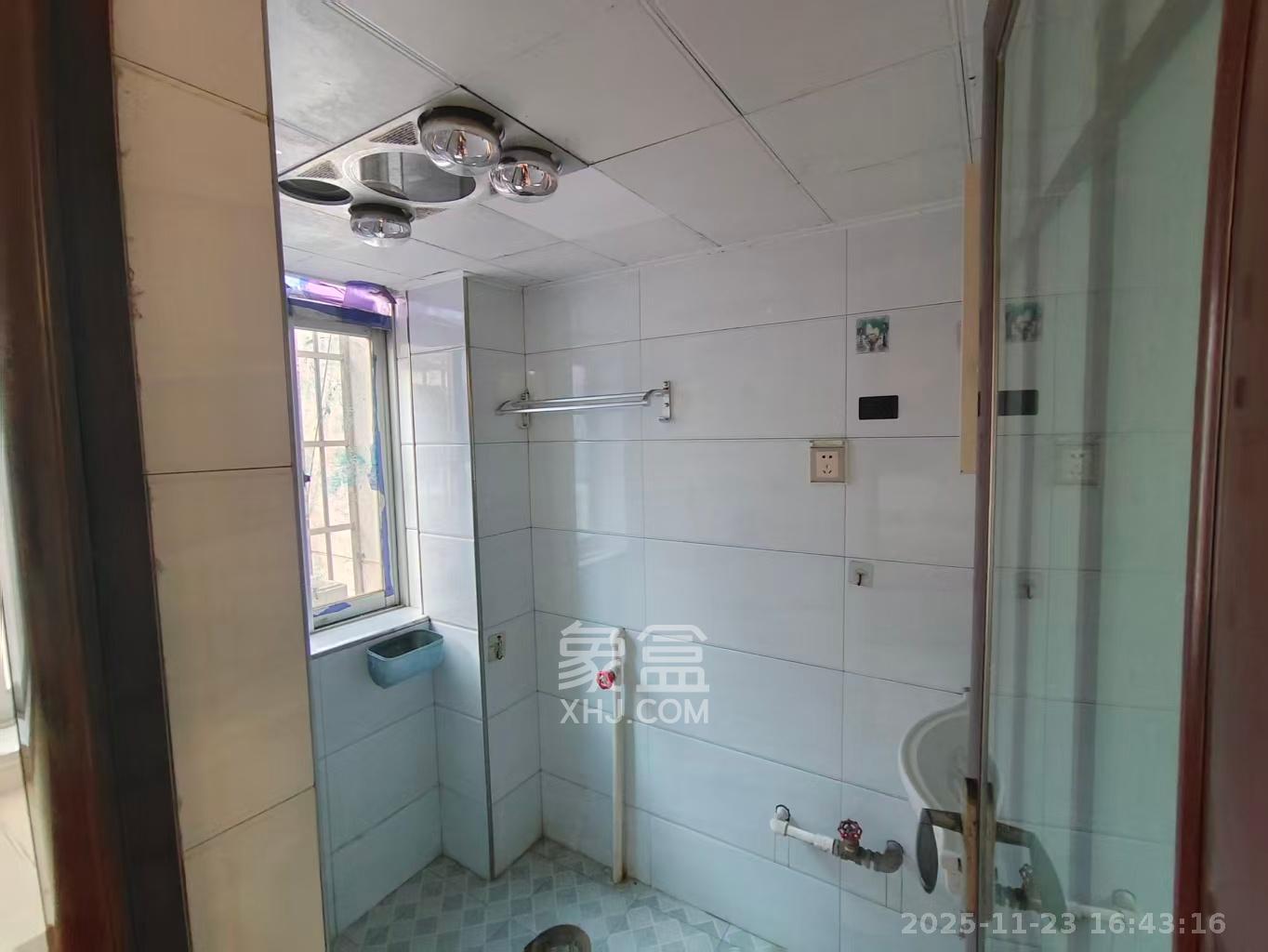 莲湖汽车饰品城（莲湖公寓）  1室2厅1卫    1600.0元/月室内图