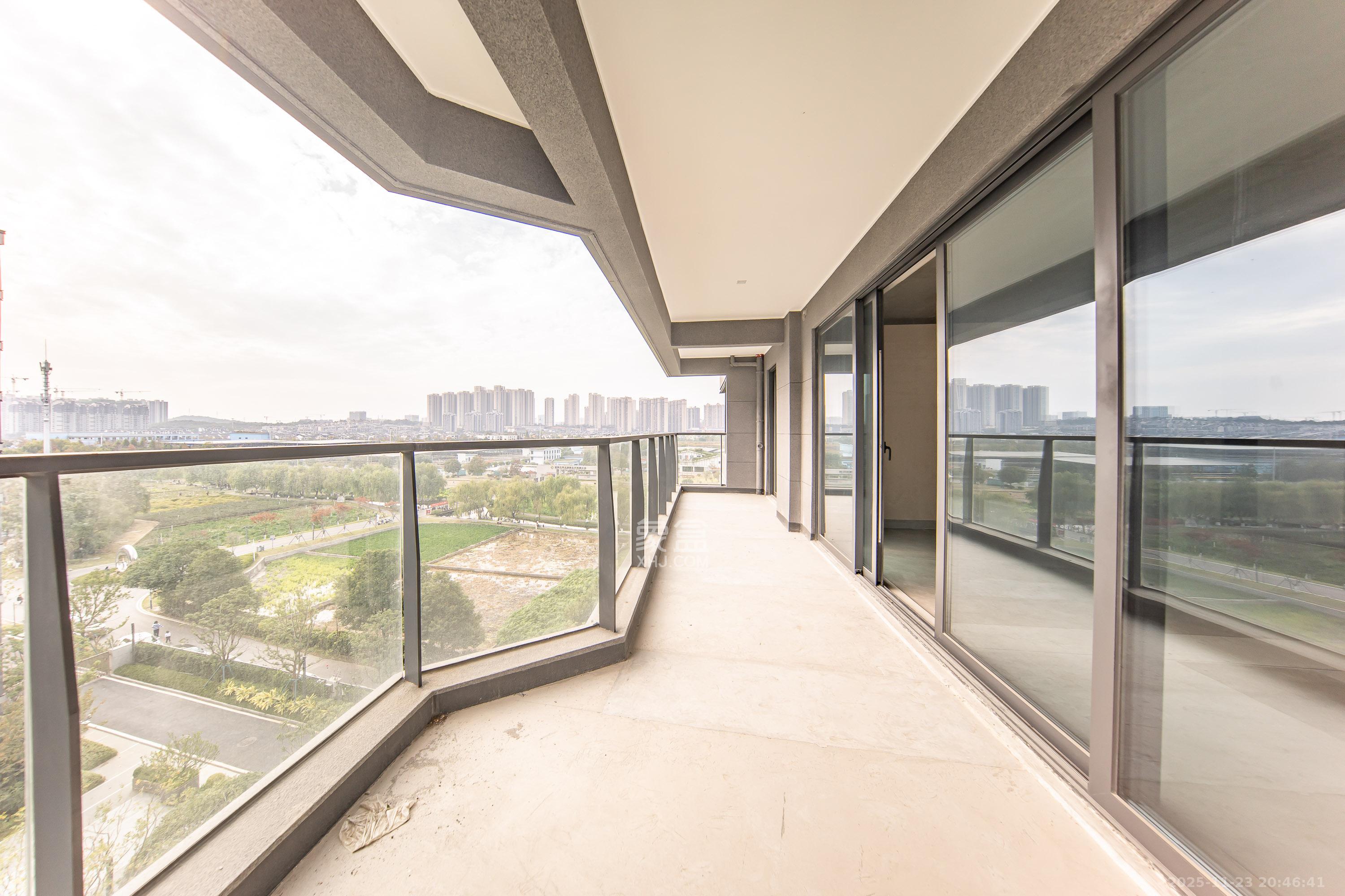 华润置地洋湖天序  4室2厅2卫    335.0万阳台