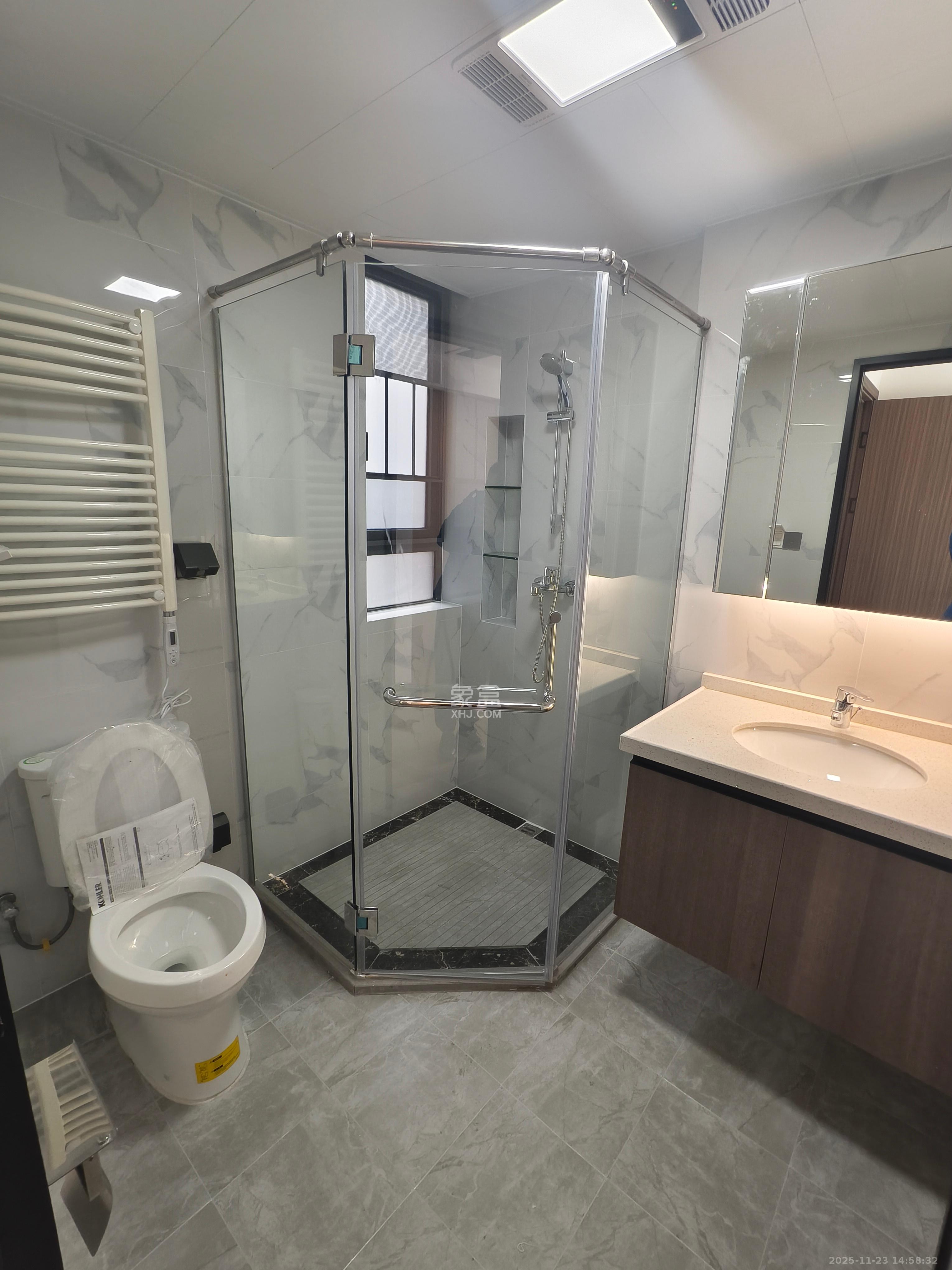 绿地V岛  4室2厅2卫    4300.0元/月室内图