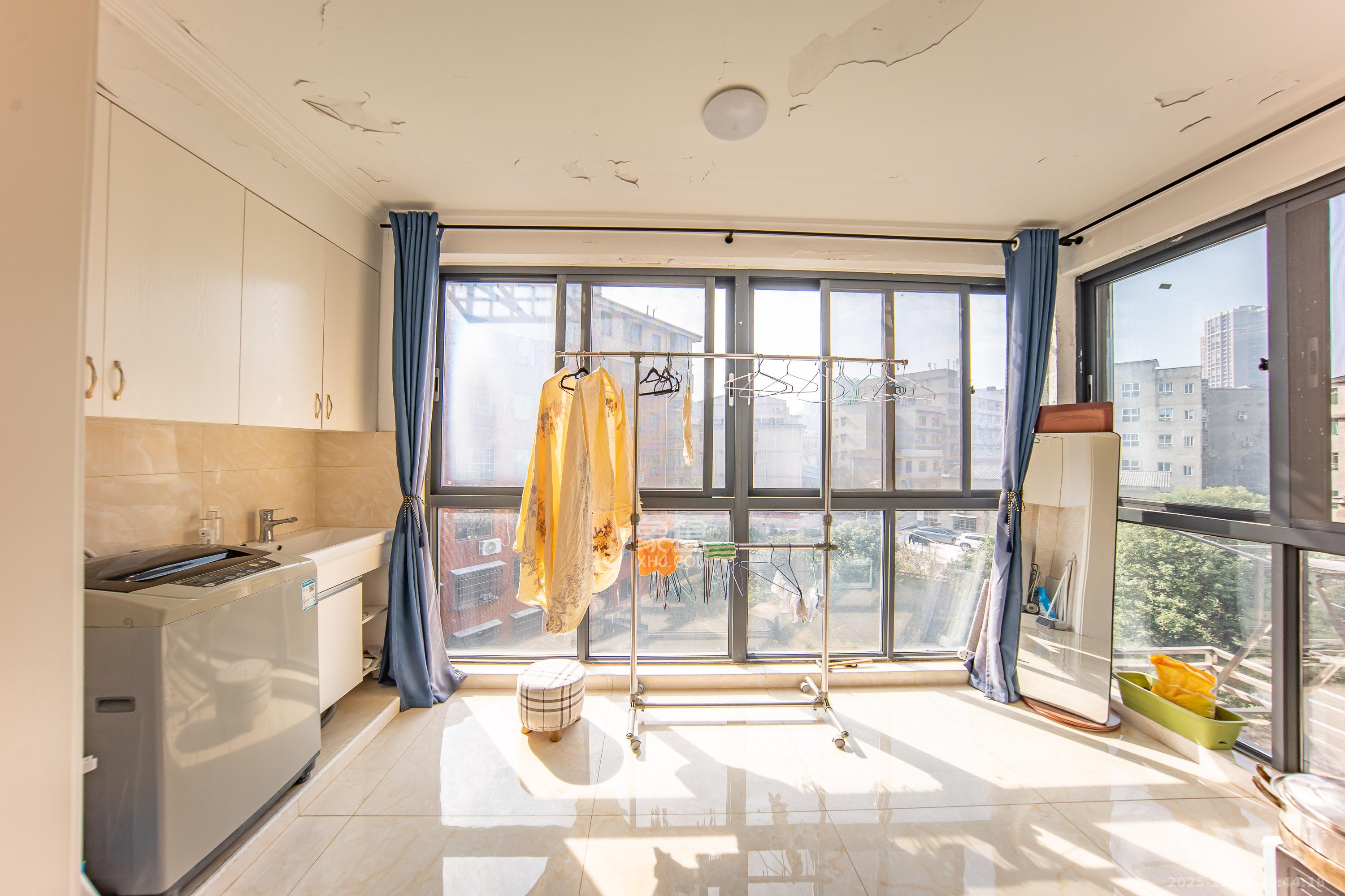 麓山里 3室2厅2卫 72.0万 麓山里 3室2厅2卫 72.0万阳台