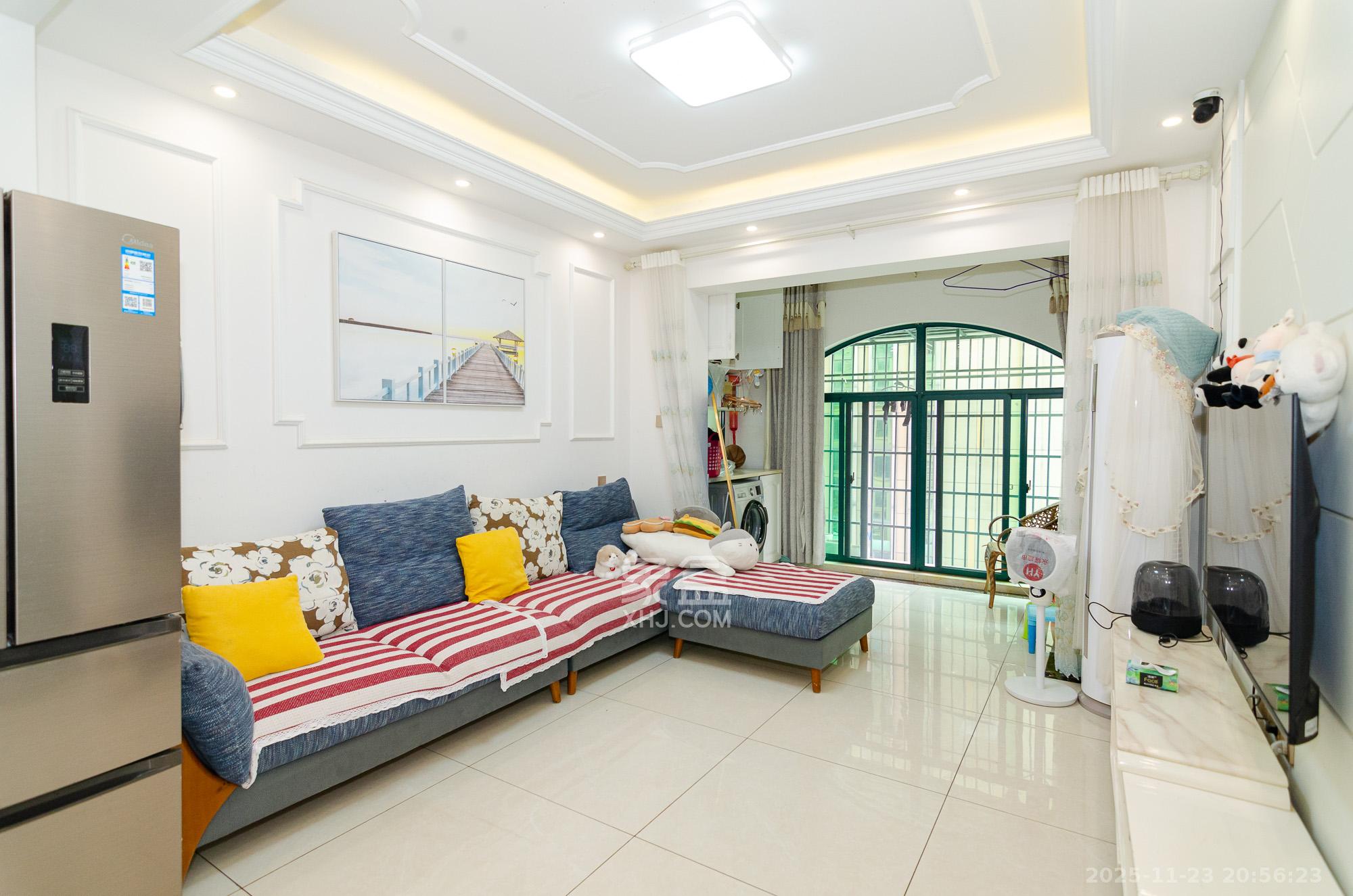 富基世纪公园  3室2厅1卫    56.0万客厅