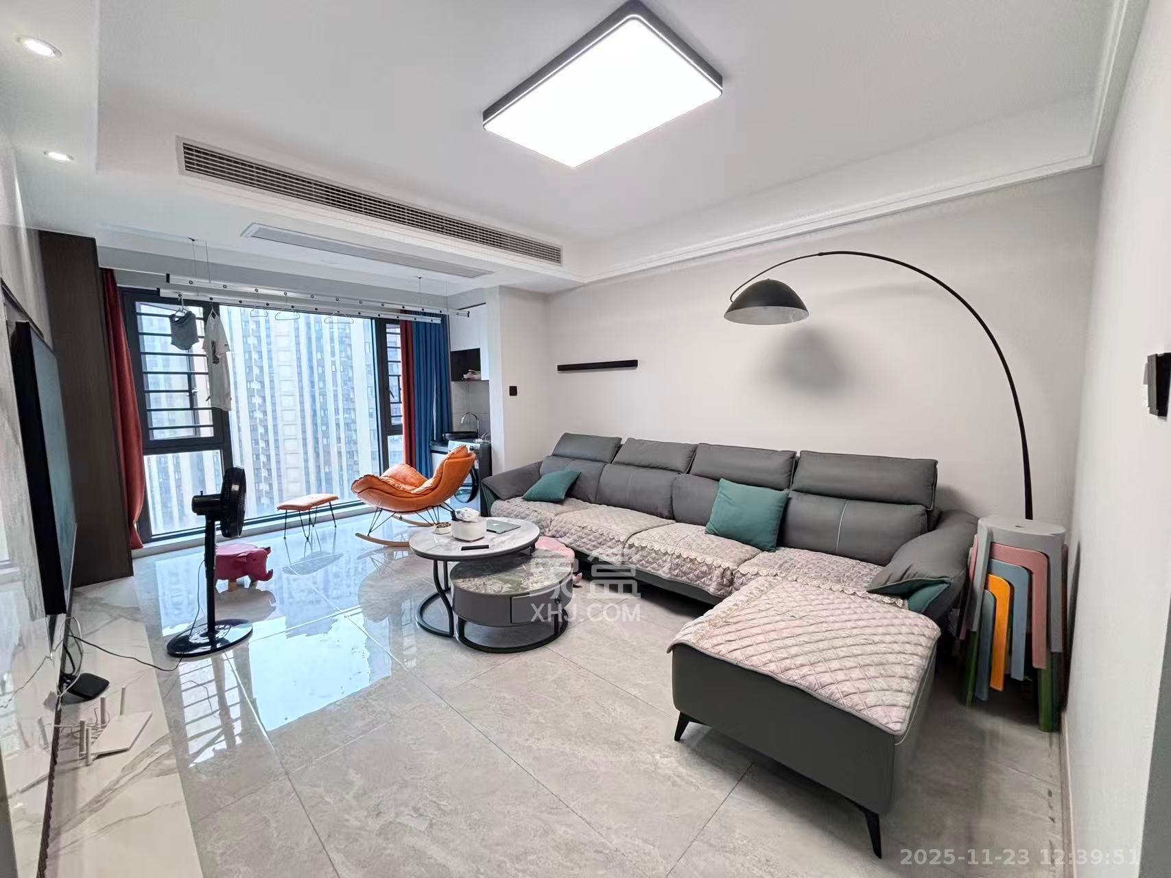 华城城市广场  3室2厅1卫    1800.0元/月