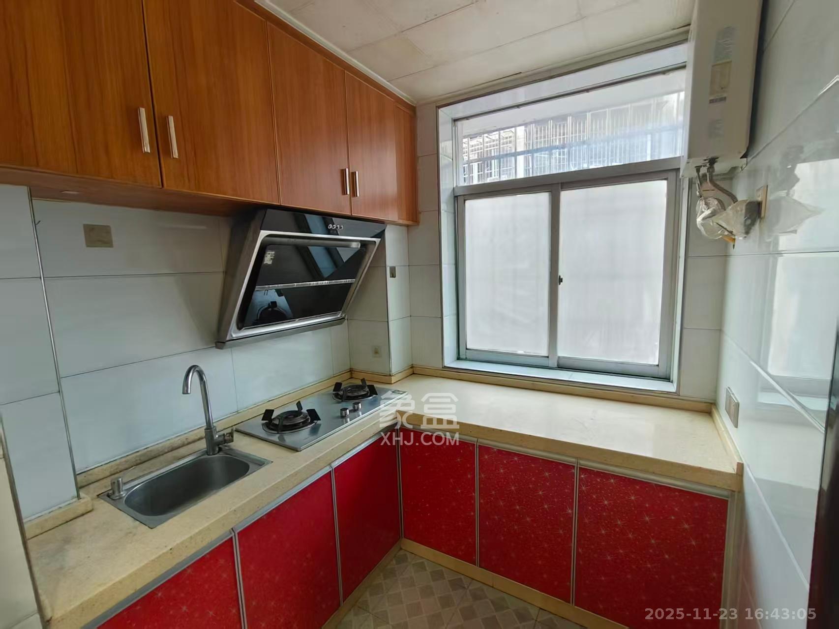 莲湖汽车饰品城（莲湖公寓）  1室2厅1卫    1600.0元/月室内图