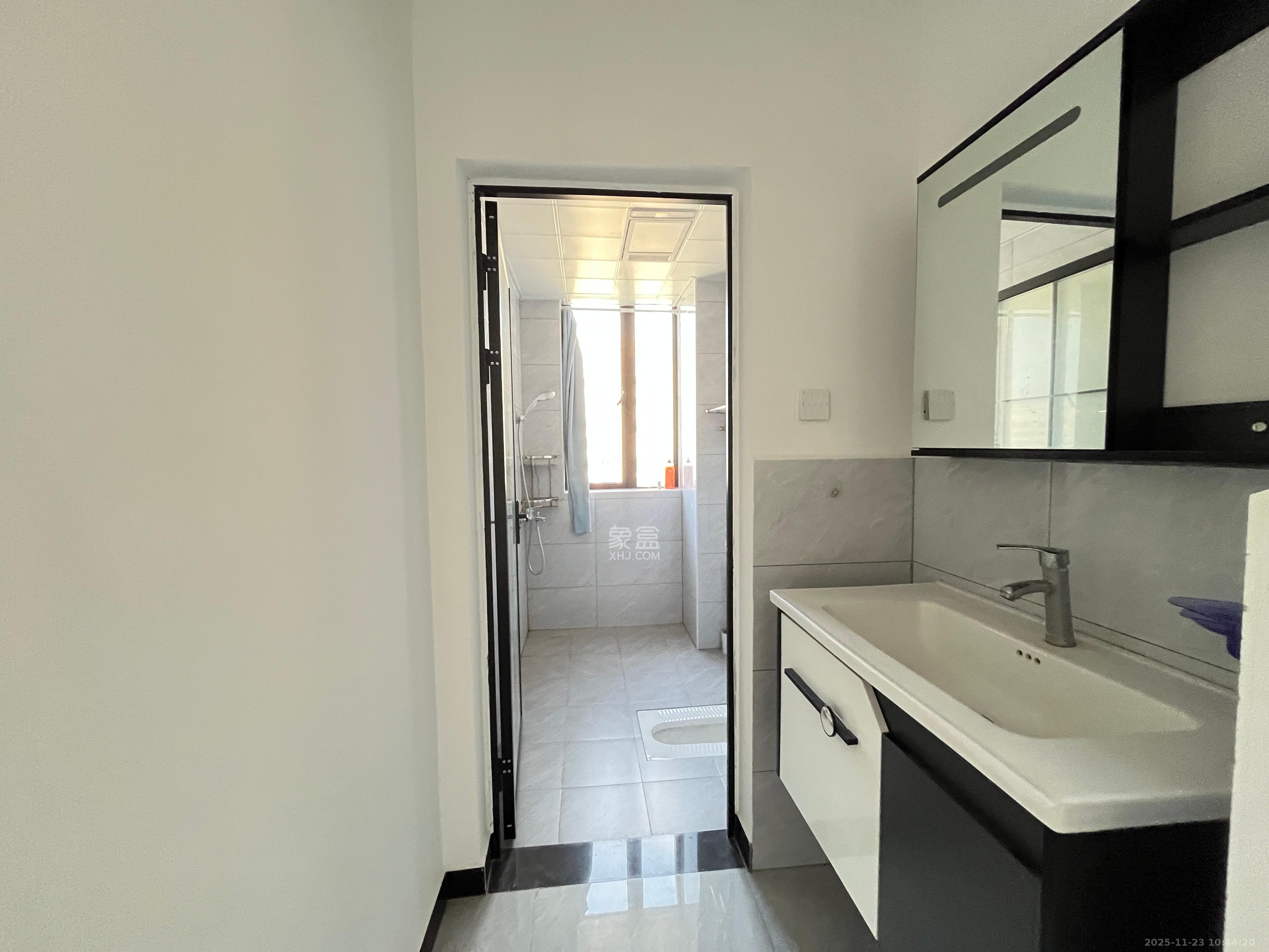 艺源颂雅小区（719街区）  4室2厅2卫    2500.0元/月室内图