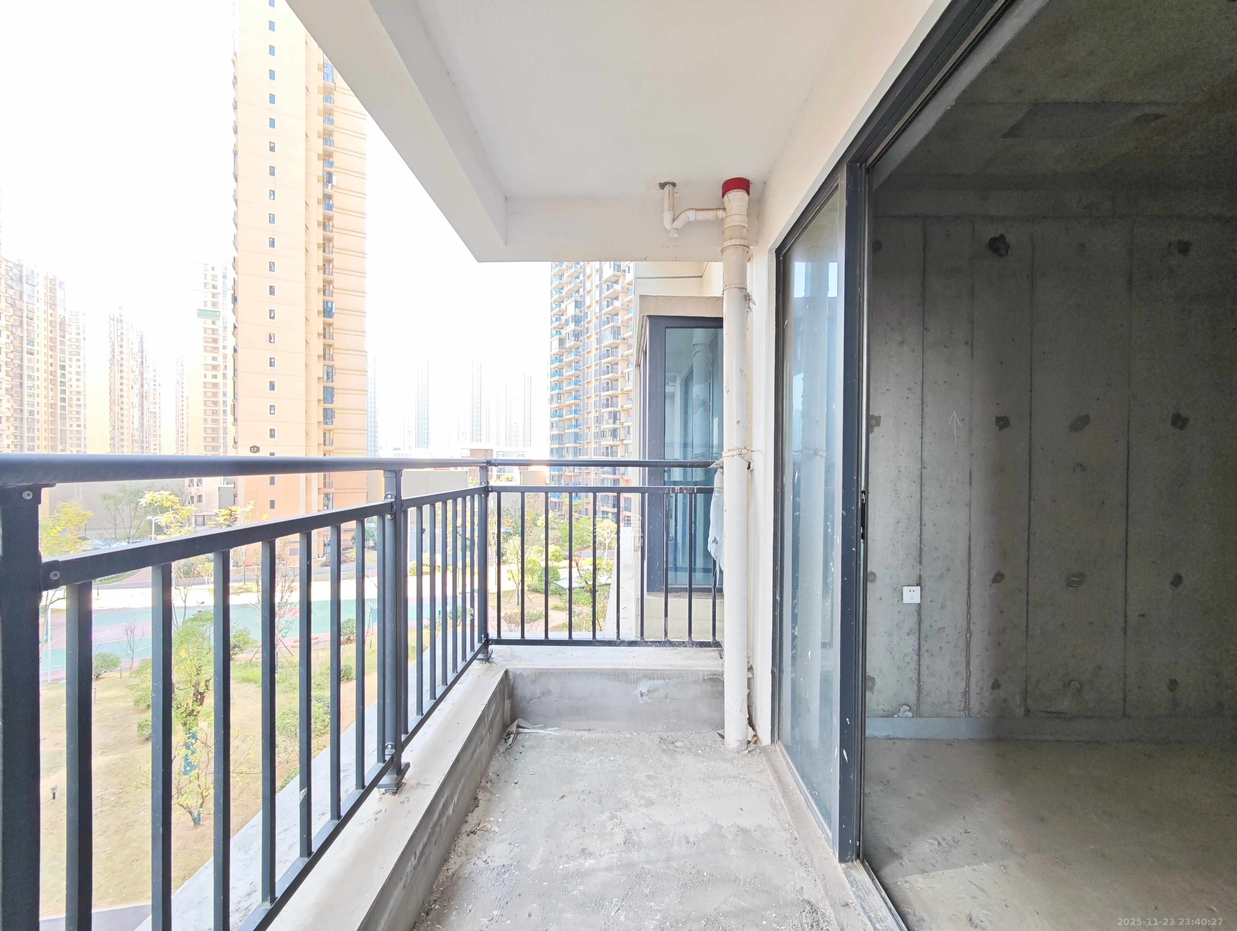 伊景园滨河苑 3室2厅2卫 70.0万 伊景园滨河苑 3室2厅2卫 70.0万阳台