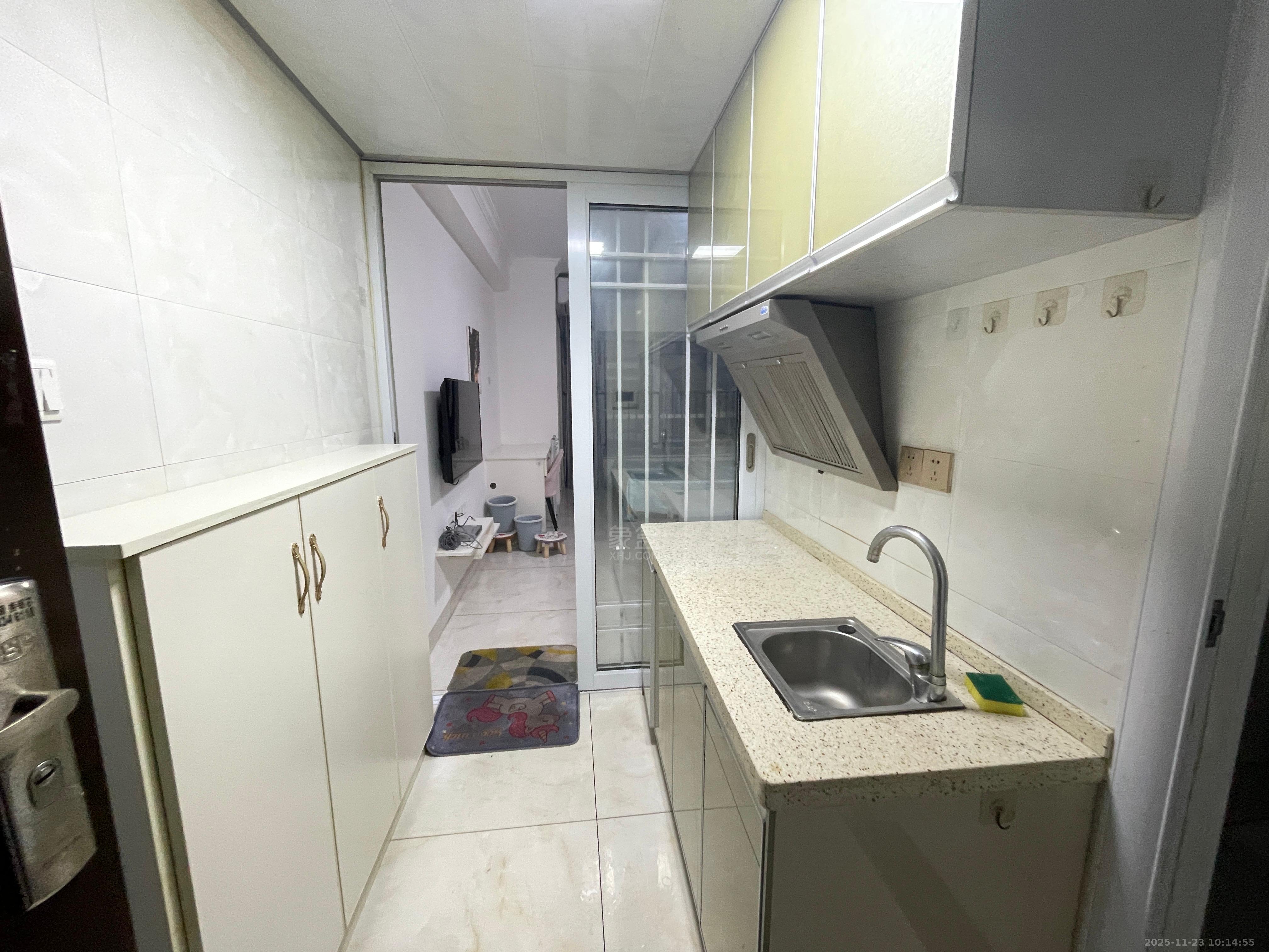 美的城三期  1室1厅1卫    1100.0元/月室内图