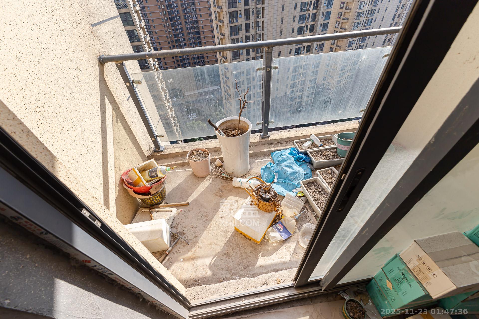 明发国际城  4室2厅2卫    102.0万阳台