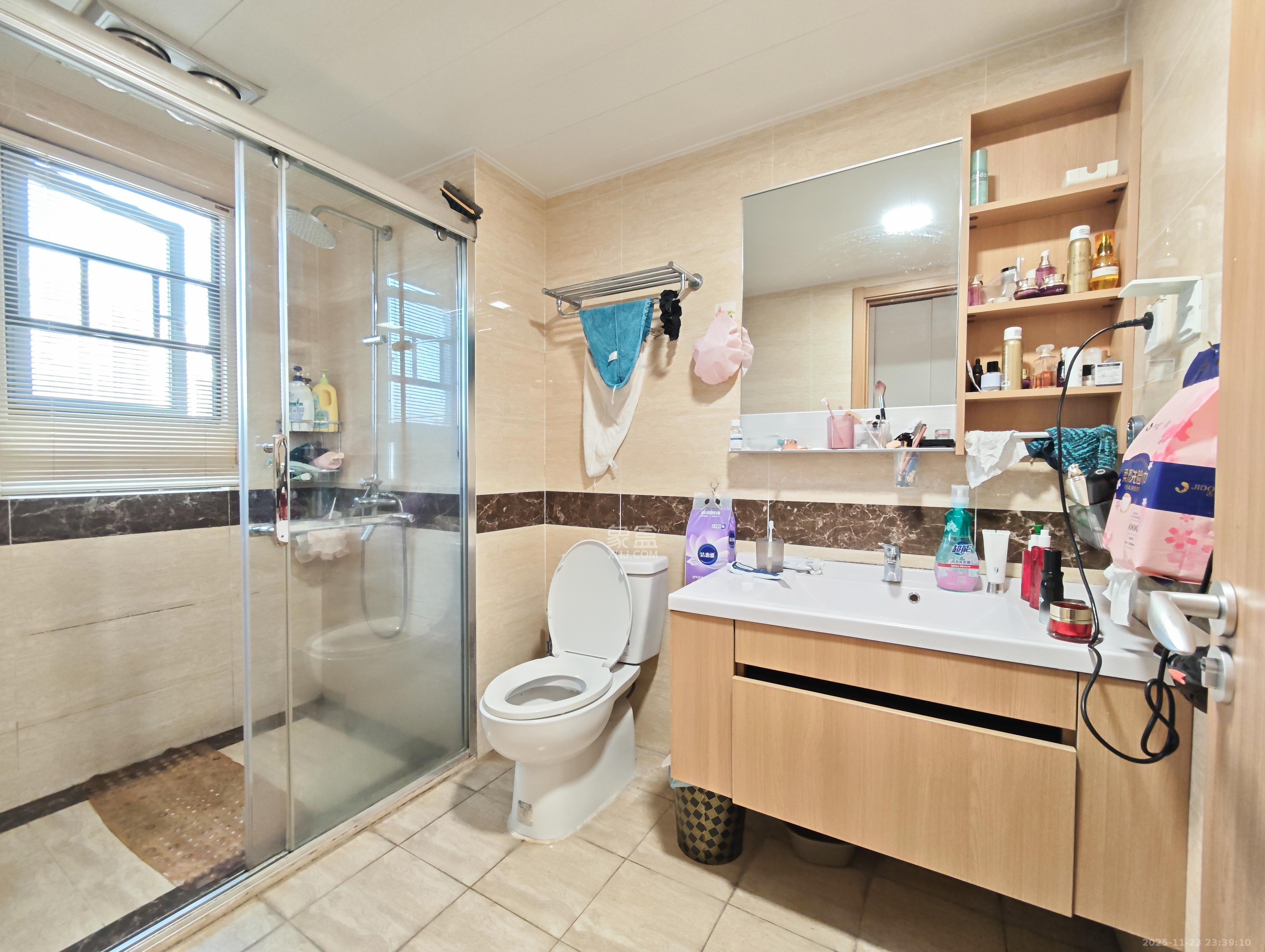 万科魅力之城非凡里 3室2厅2卫 125.0万 万科魅力之城非凡里 3室2厅2卫 125.0万卫生间