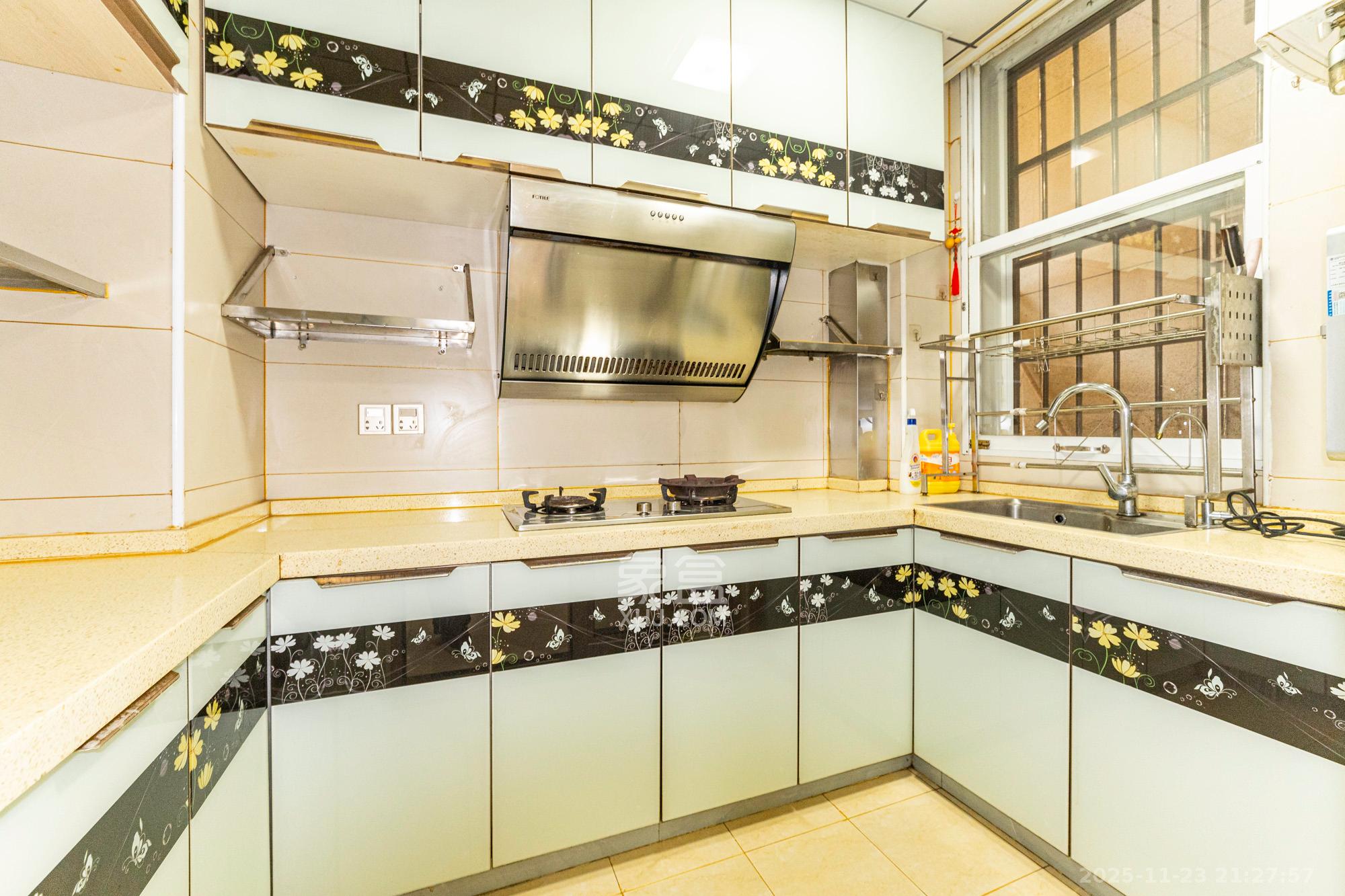 豪庭(江城豪庭) 3室2厅2卫 70.0万 豪庭(江城豪庭) 3室2厅2卫 70.0万厨房