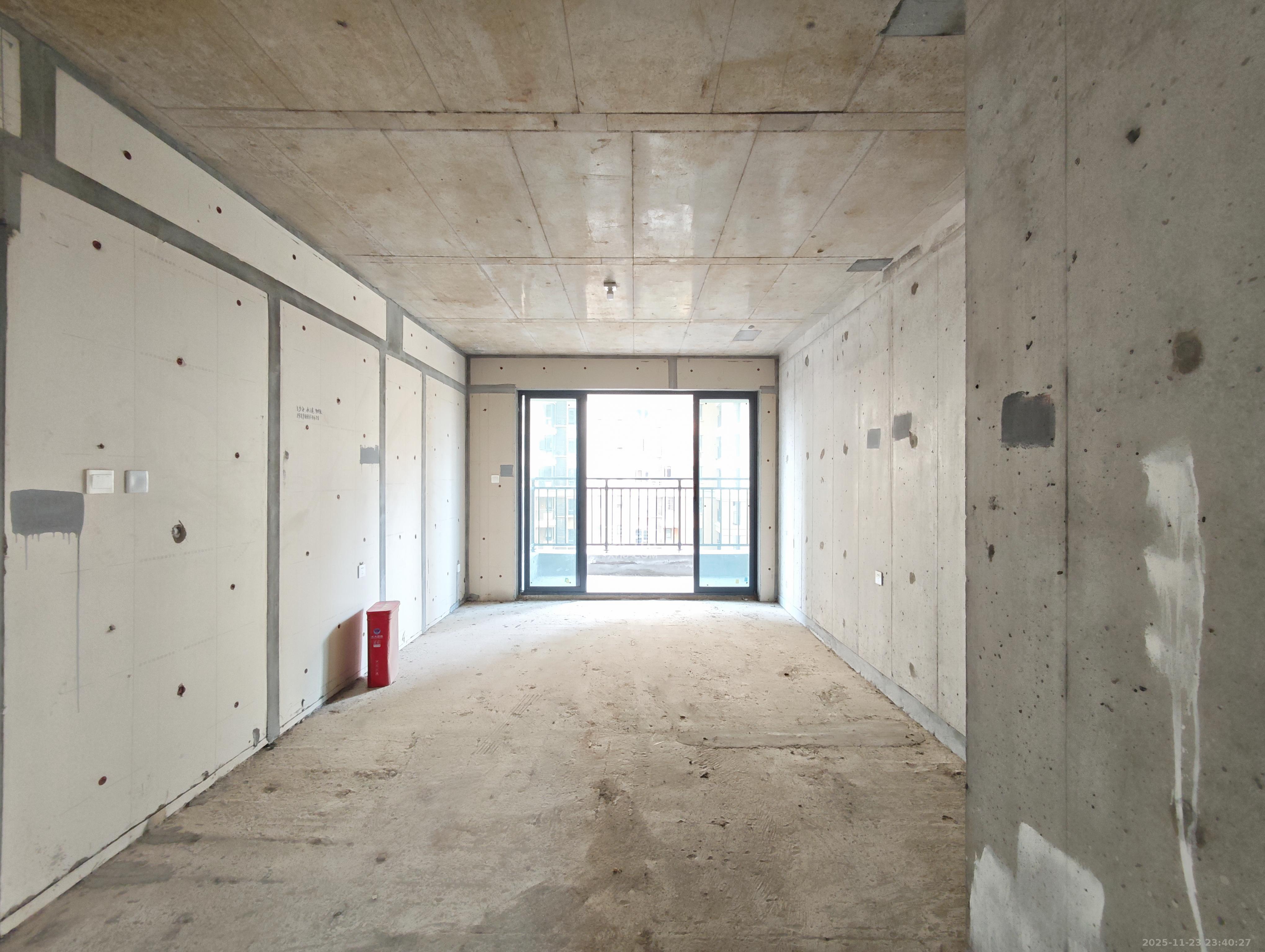 伊景园滨河苑 3室2厅2卫 70.0万 伊景园滨河苑 3室2厅2卫 70.0万客厅