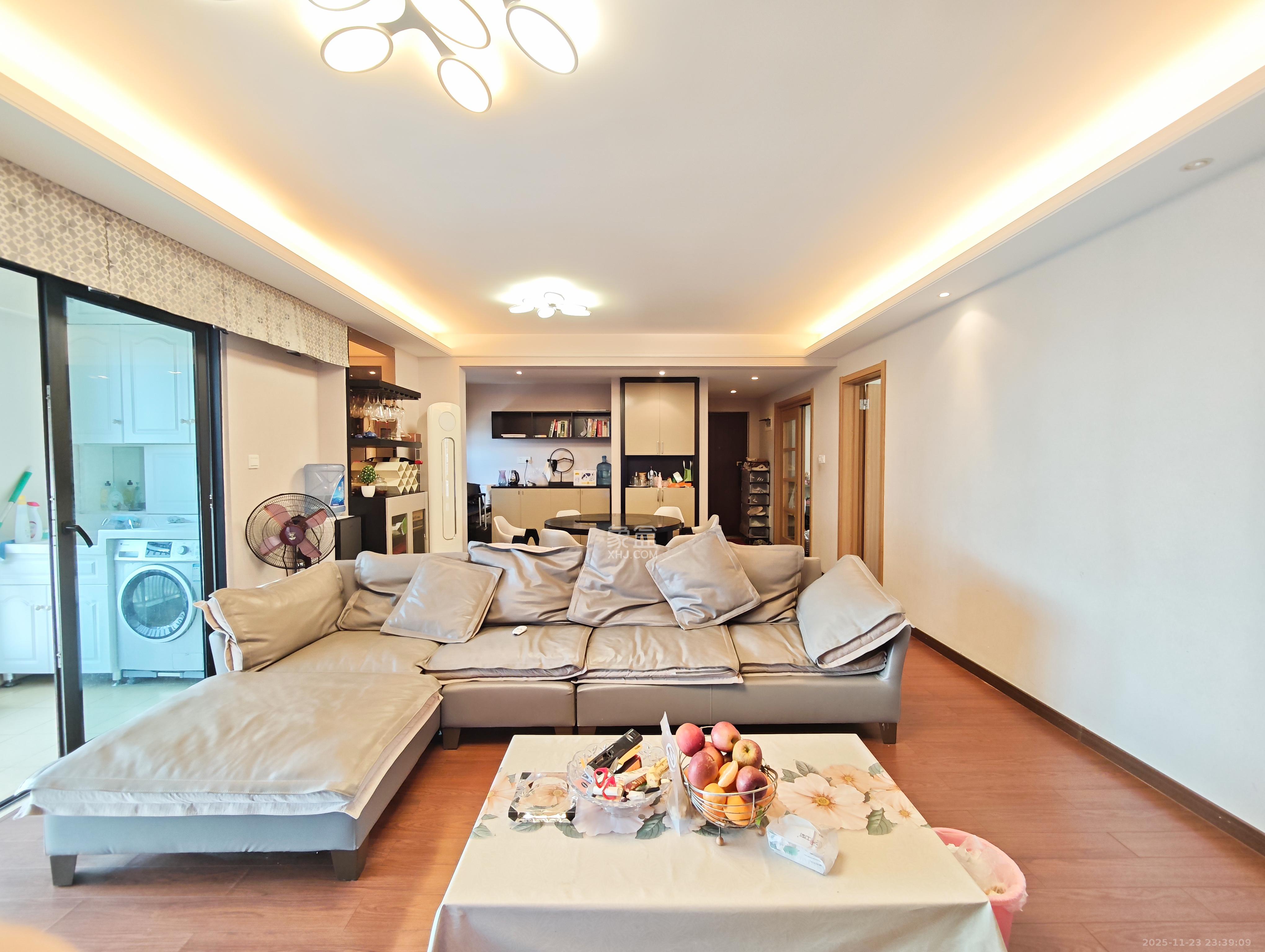 万科魅力之城非凡里 3室2厅2卫 125.0万 万科魅力之城非凡里 3室2厅2卫 125.0万客厅