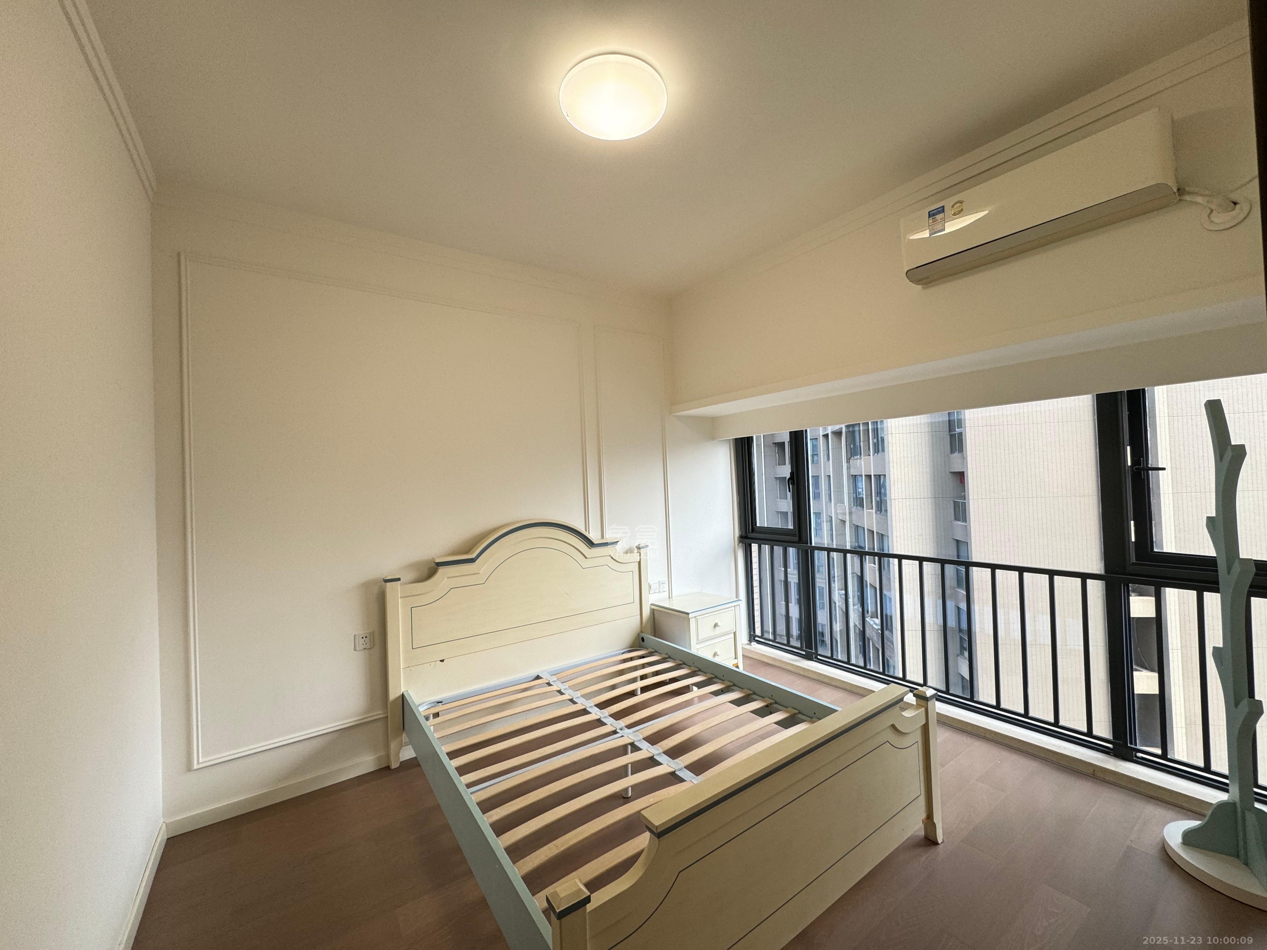 藏珑湖上国际花园  4室2厅2卫    4200.0元/月室内图