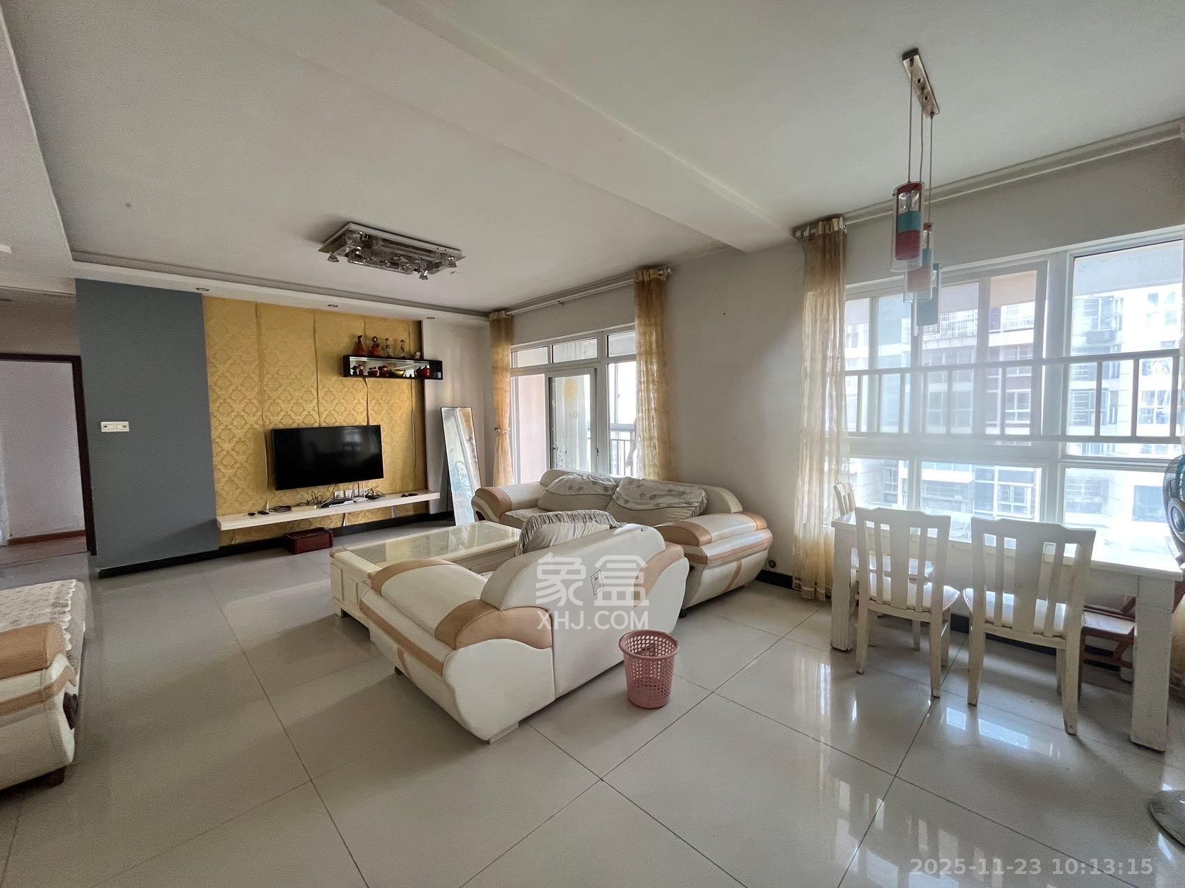 麓山润城  3室2厅2卫    2200.0元/月