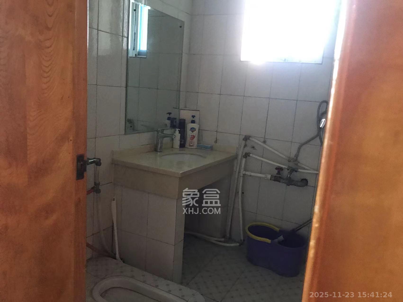 申湘花园  3室2厅1卫    2000.0元/月室内图