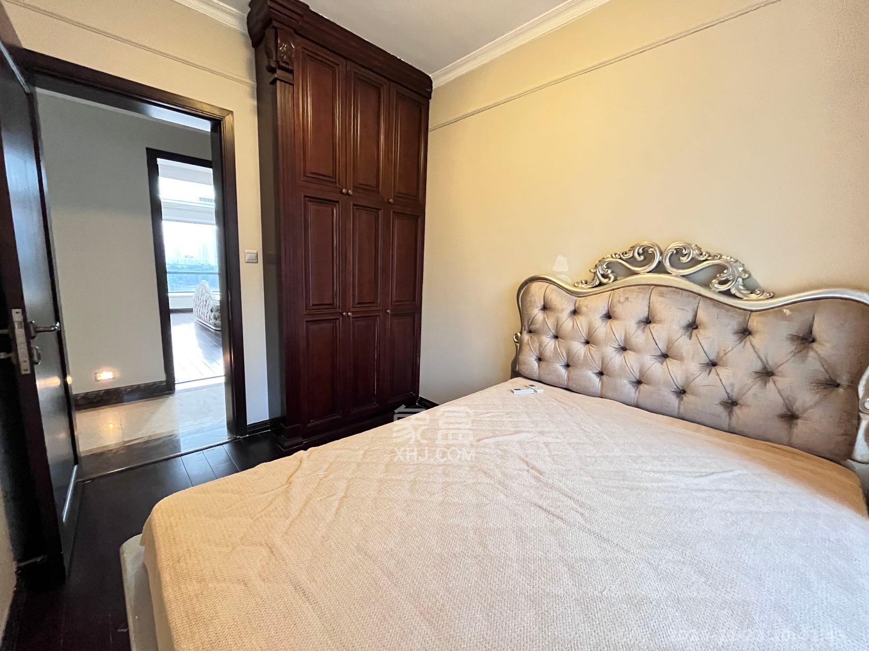 藏珑湖上国际花园  4室2厅2卫    5000.0元/月室内图