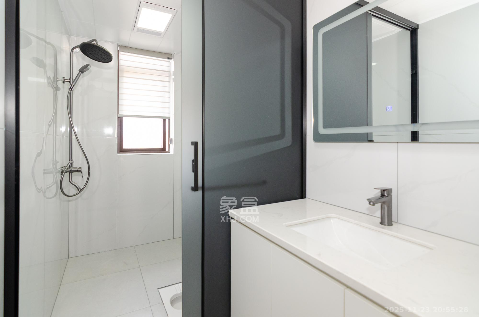 新华联梦想城  4室2厅2卫    113.8万卫生间