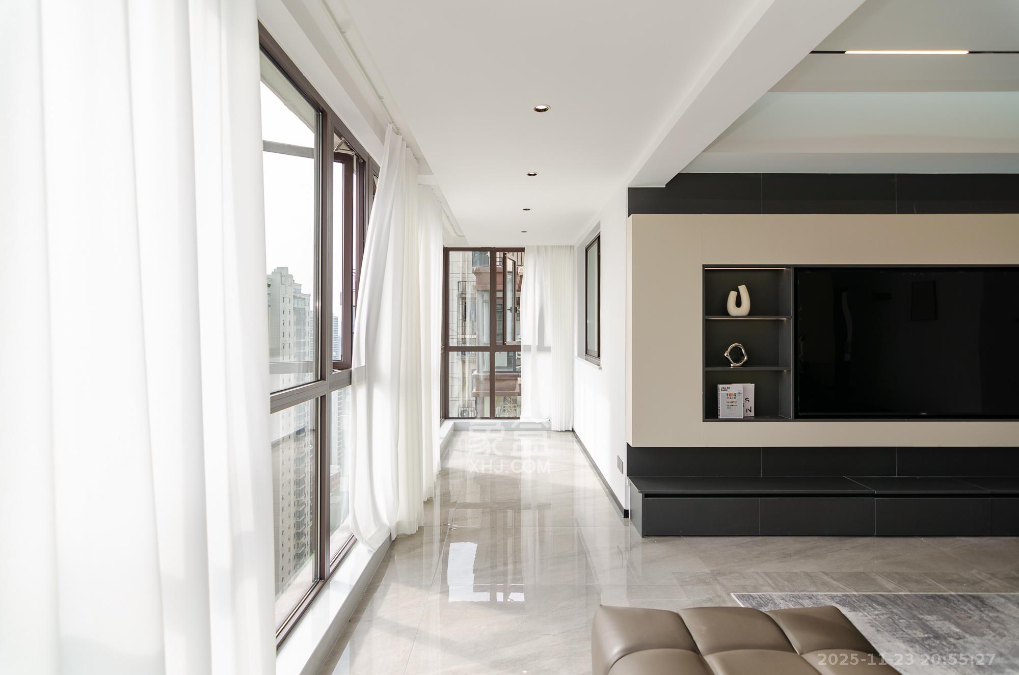 新华联梦想城  4室2厅2卫    113.8万阳台