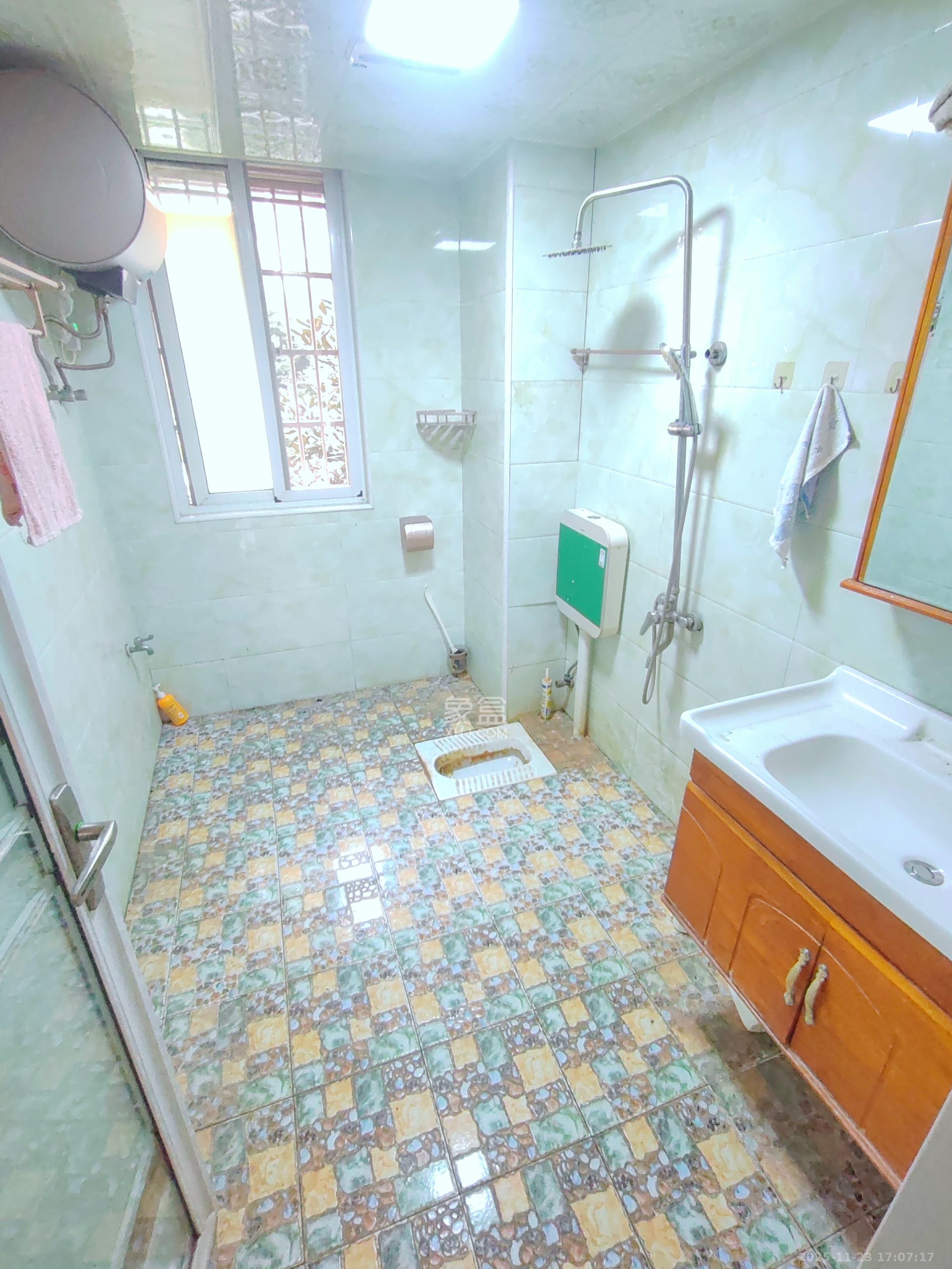 和康园小区 4室2厅2卫 2500.0元/月 和康园小区 4室2厅2卫 2500.0元/月室内图