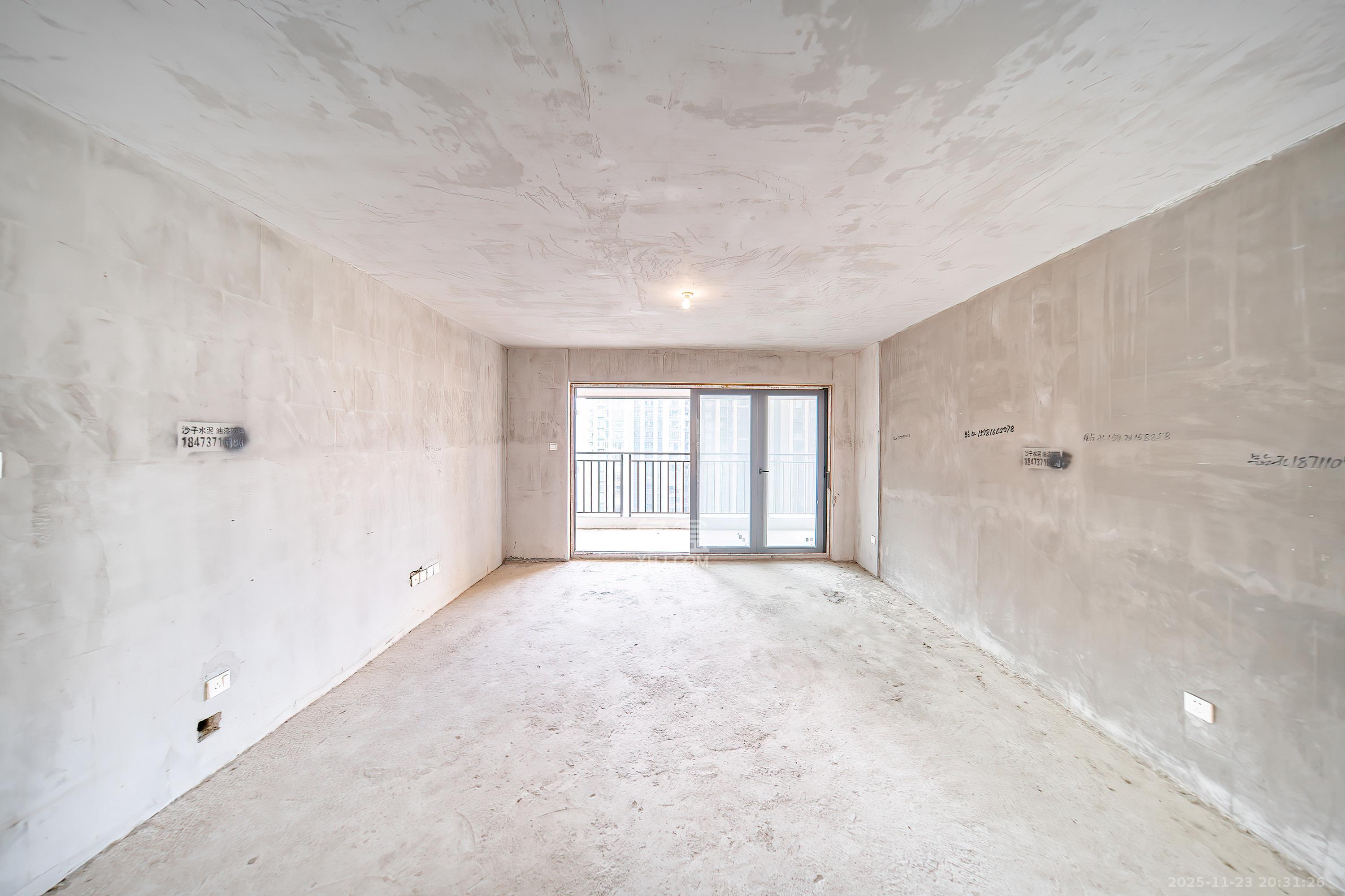 天健城 5室2厅2卫 280.0万 天健城 5室2厅2卫 280.0万客厅