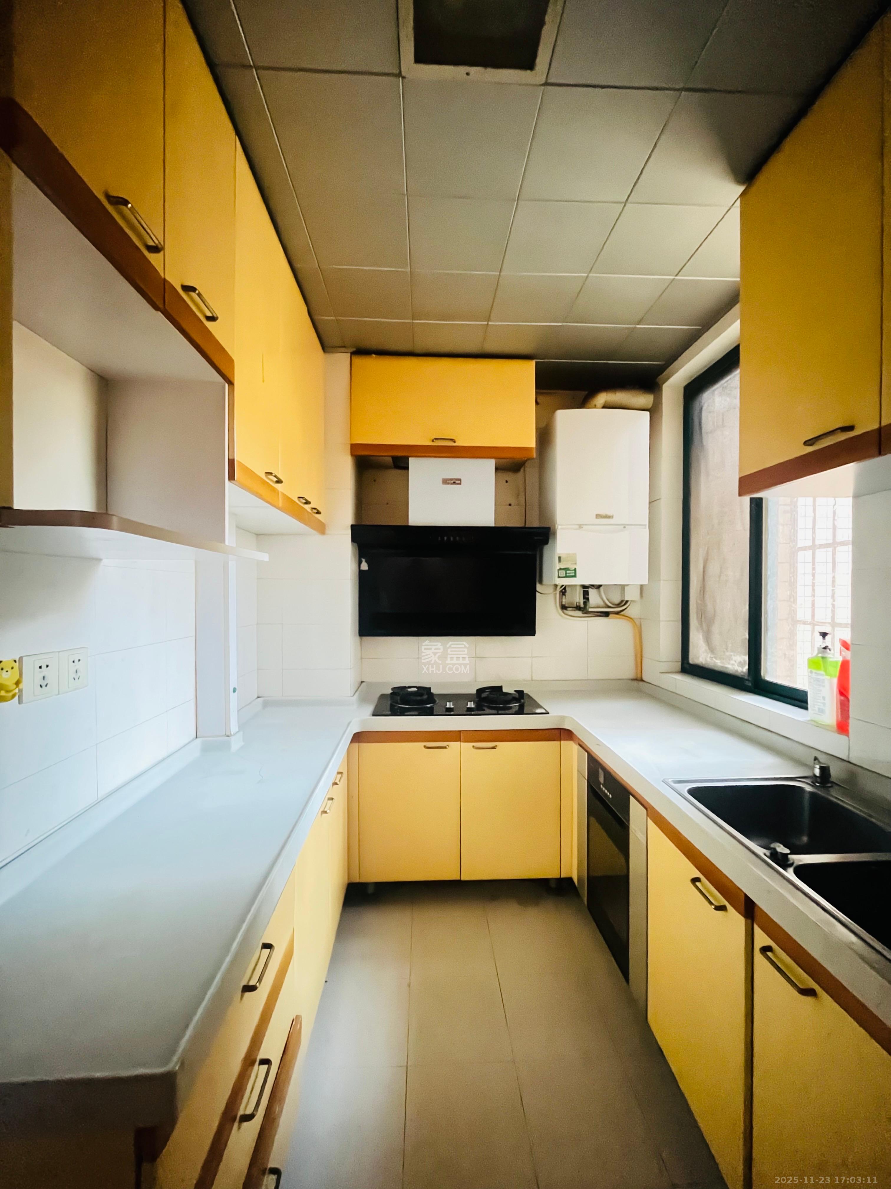 四季阳光花城  1室2厅2卫    3300.0元/月室内图