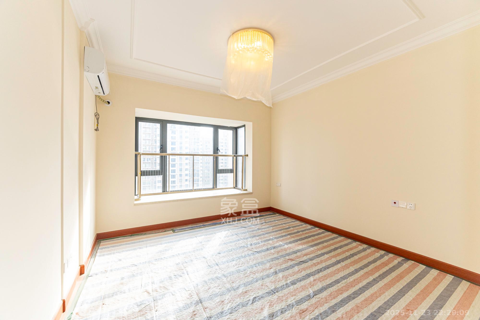 恒大雅苑  4室2厅2卫    150.0万卧室