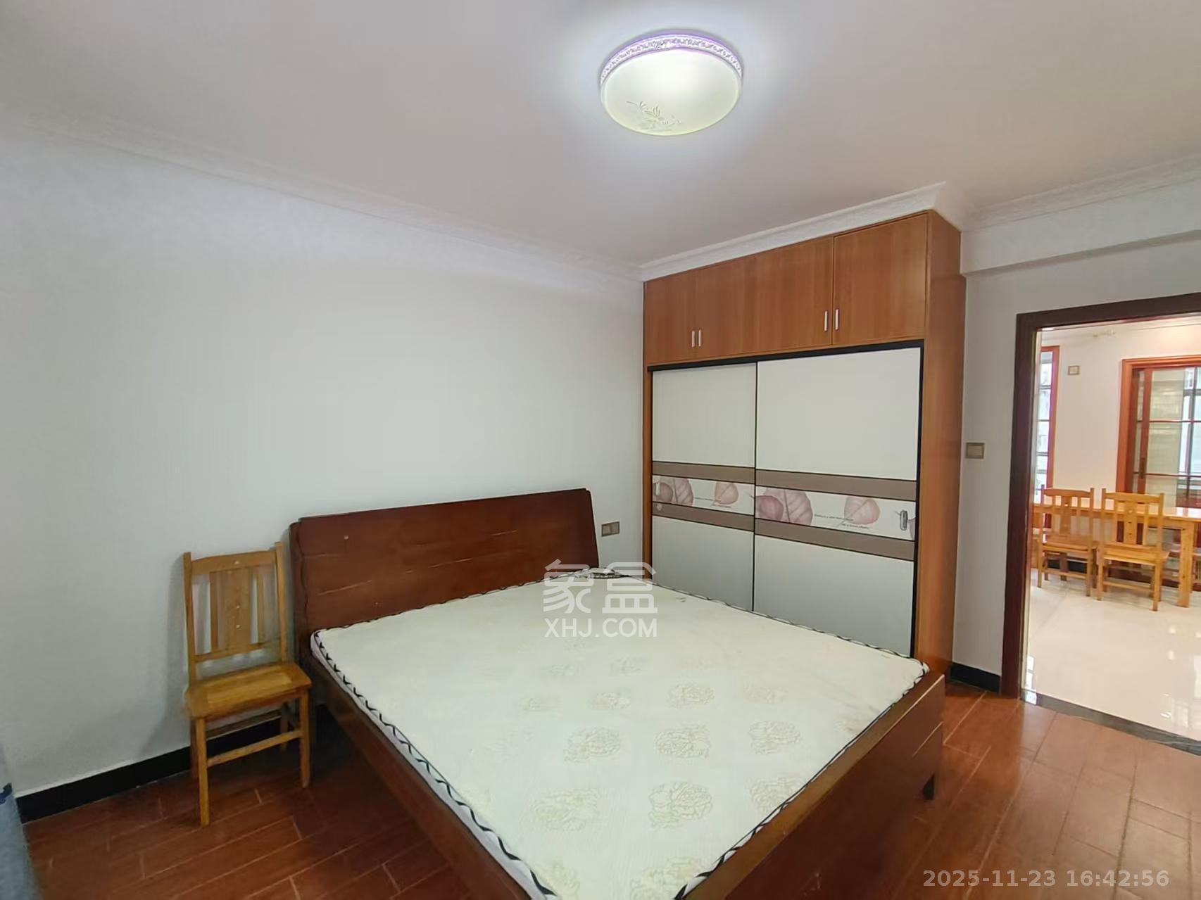 莲湖汽车饰品城（莲湖公寓）  1室2厅1卫    1600.0元/月室内图