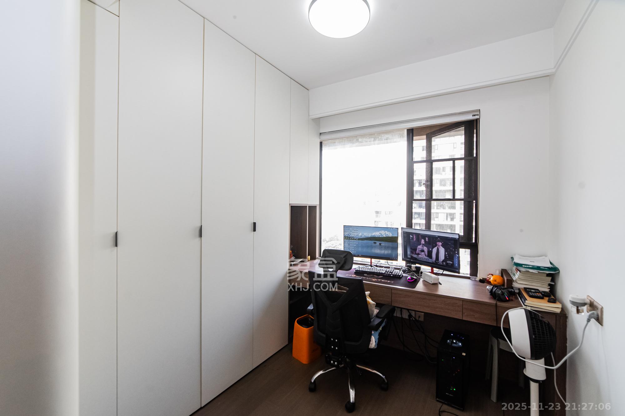 龙湖春江天玺  4室2厅2卫    185.0万卧室