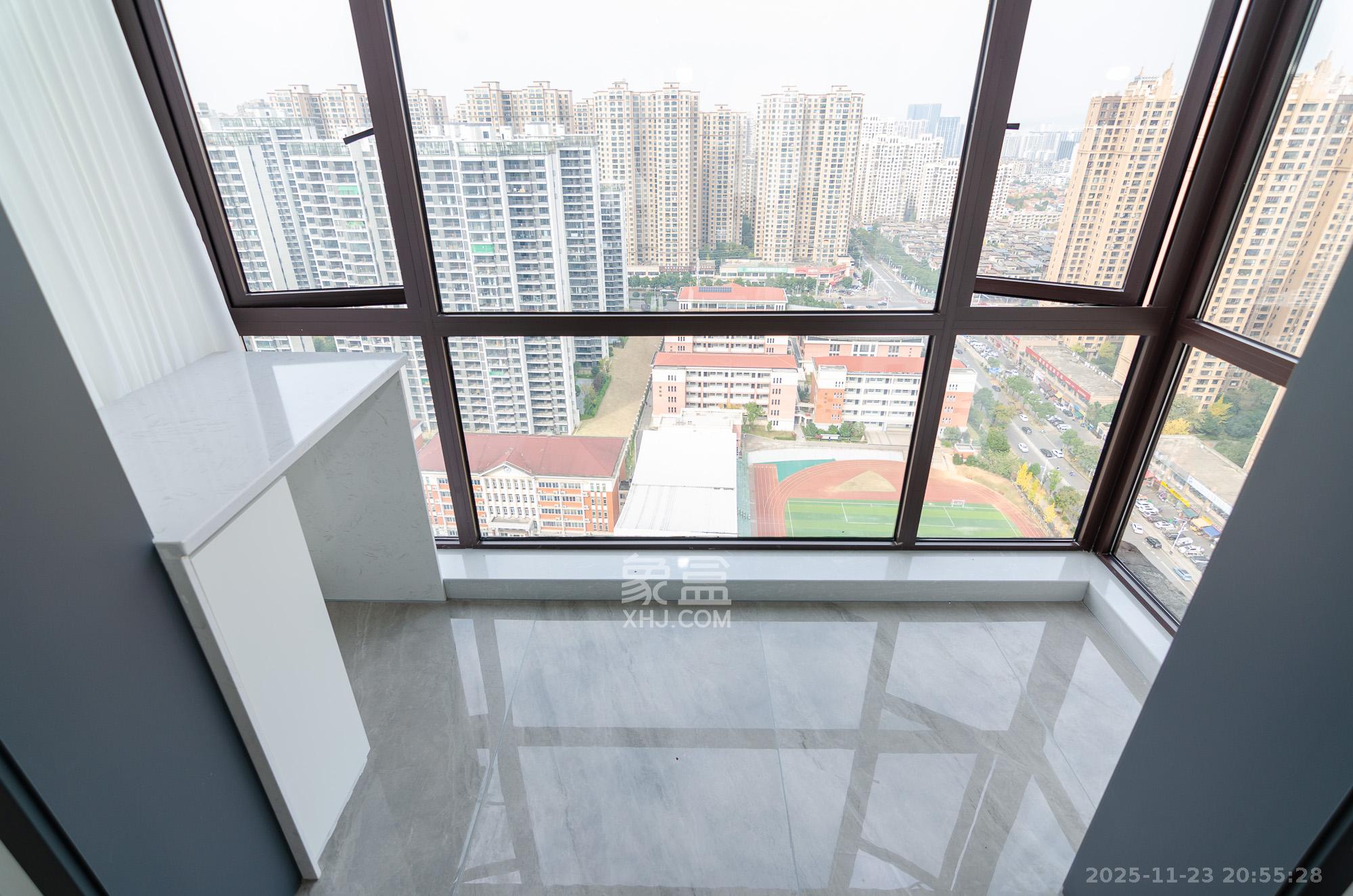 新华联梦想城  4室2厅2卫    113.8万阳台