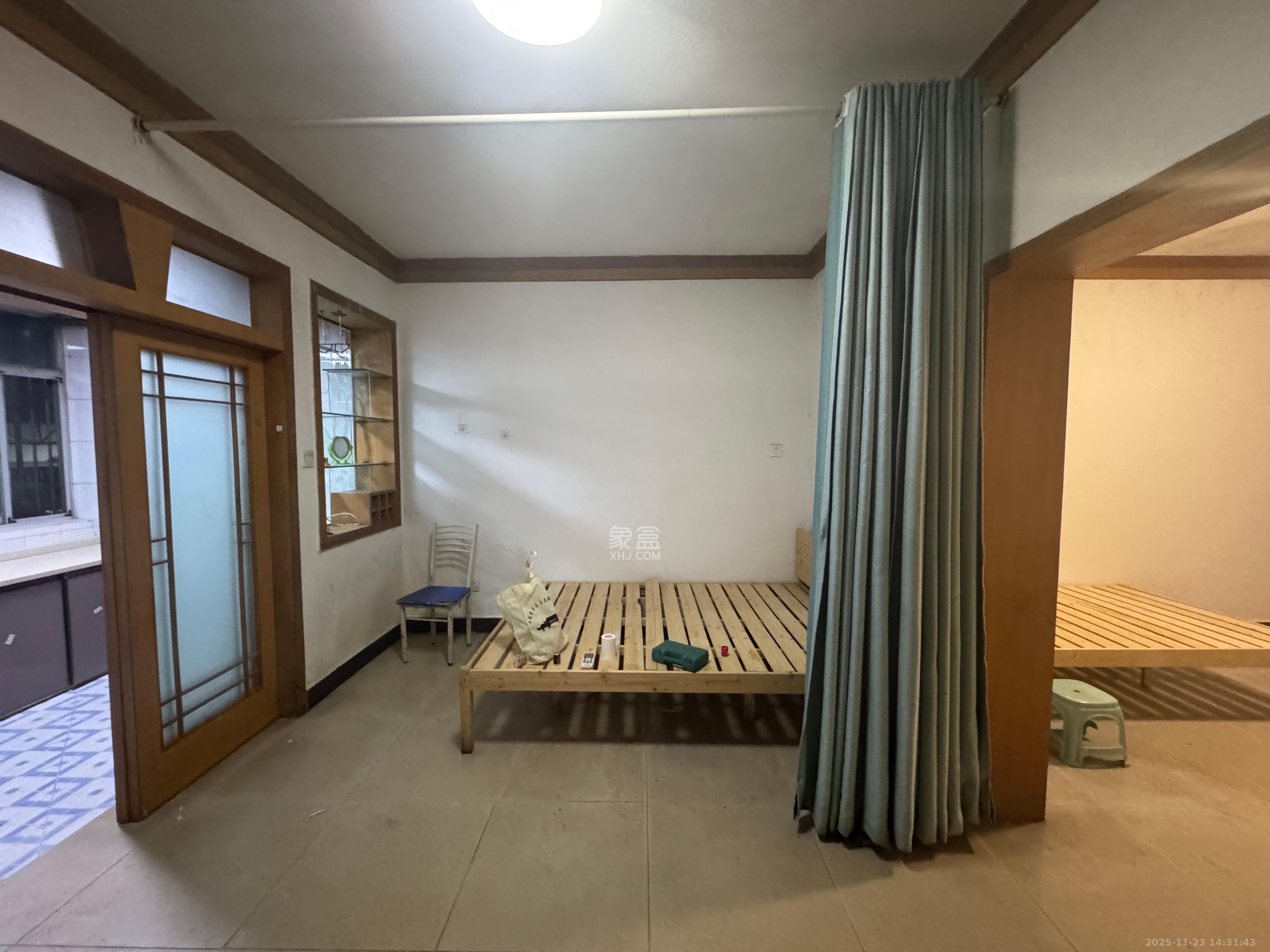 东风路地税局  3室2厅1卫    1800.0元/月室内图