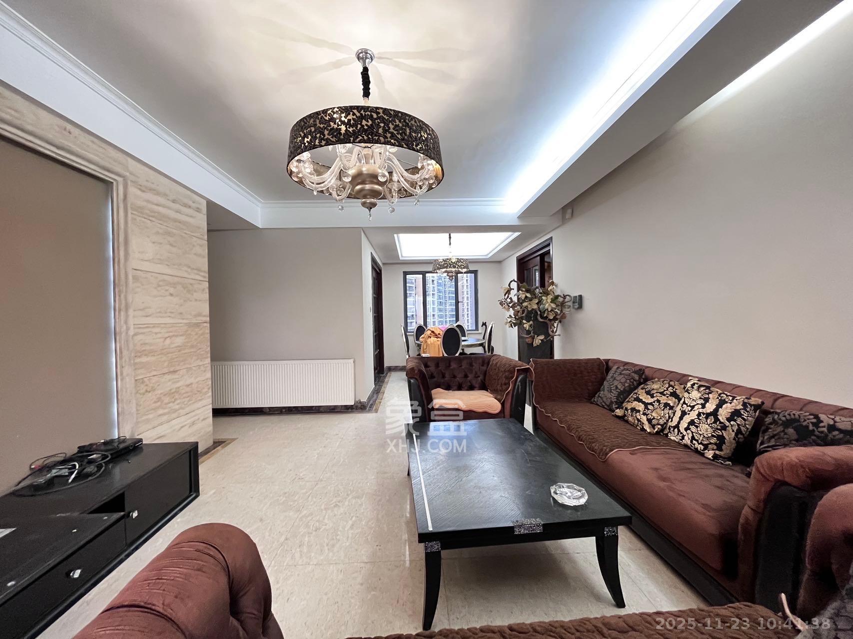 藏珑湖上国际花园  4室2厅2卫    5000.0元/月