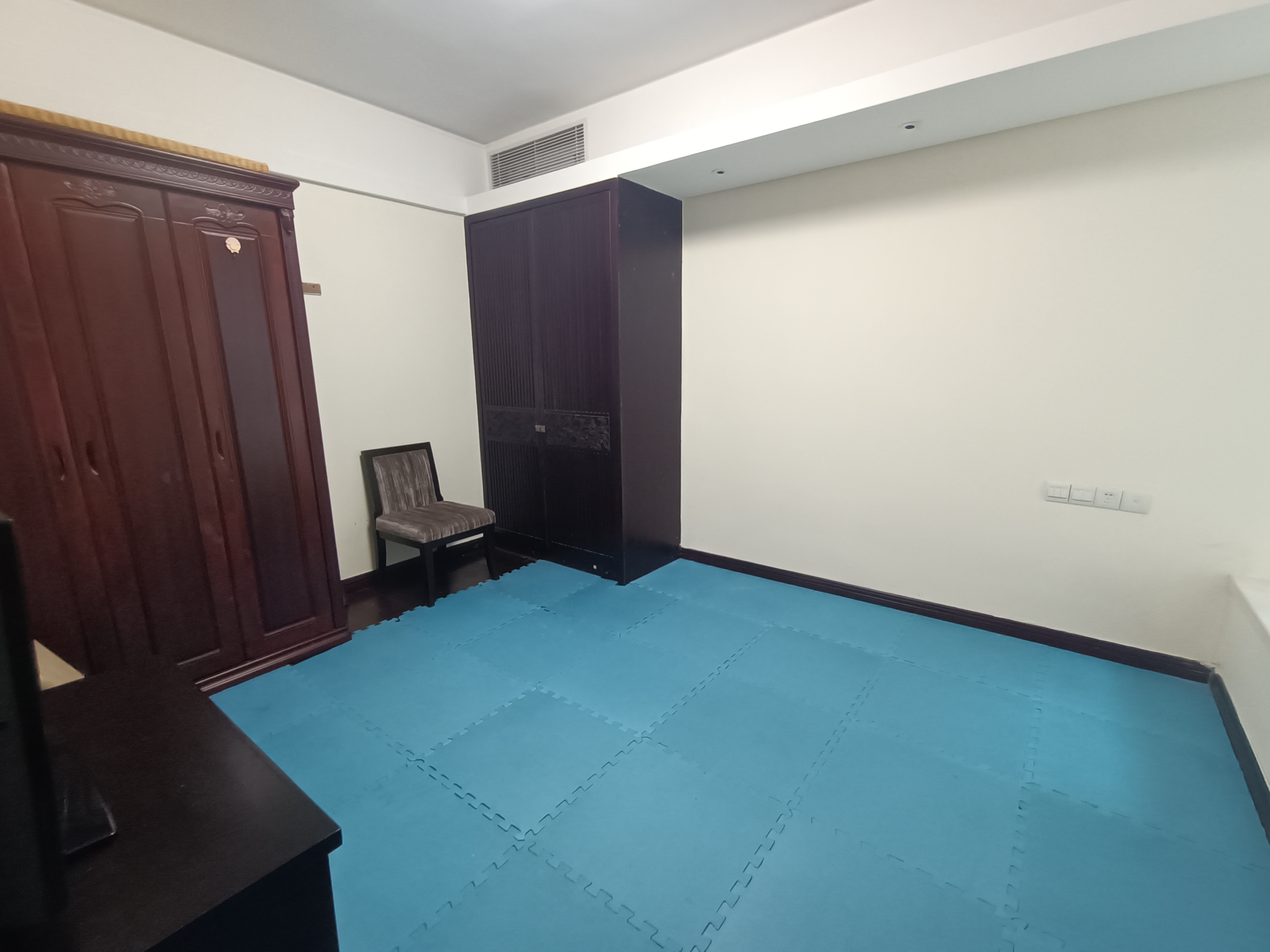 宝华海景  1室2厅1卫    2400.0元/月室内图