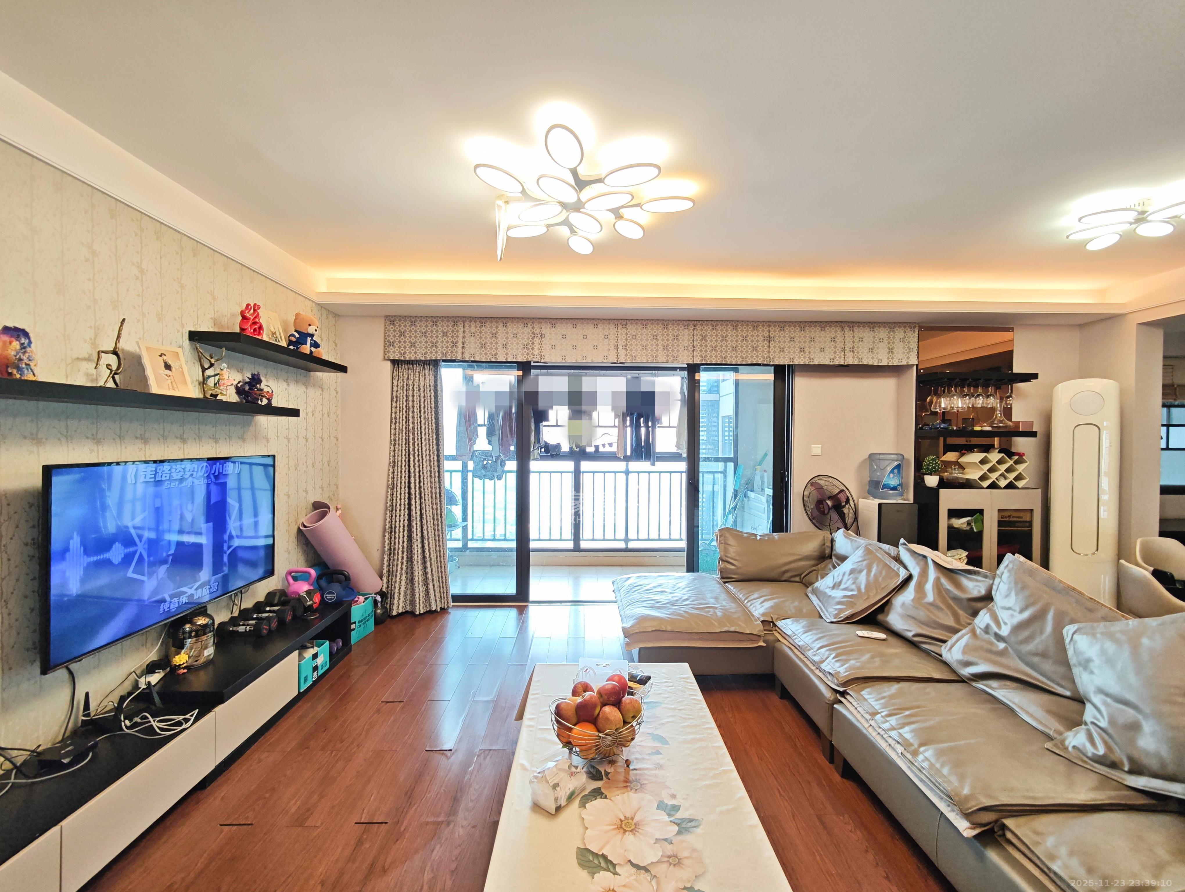 万科魅力之城非凡里 3室2厅2卫 125.0万 万科魅力之城非凡里 3室2厅2卫 125.0万客厅