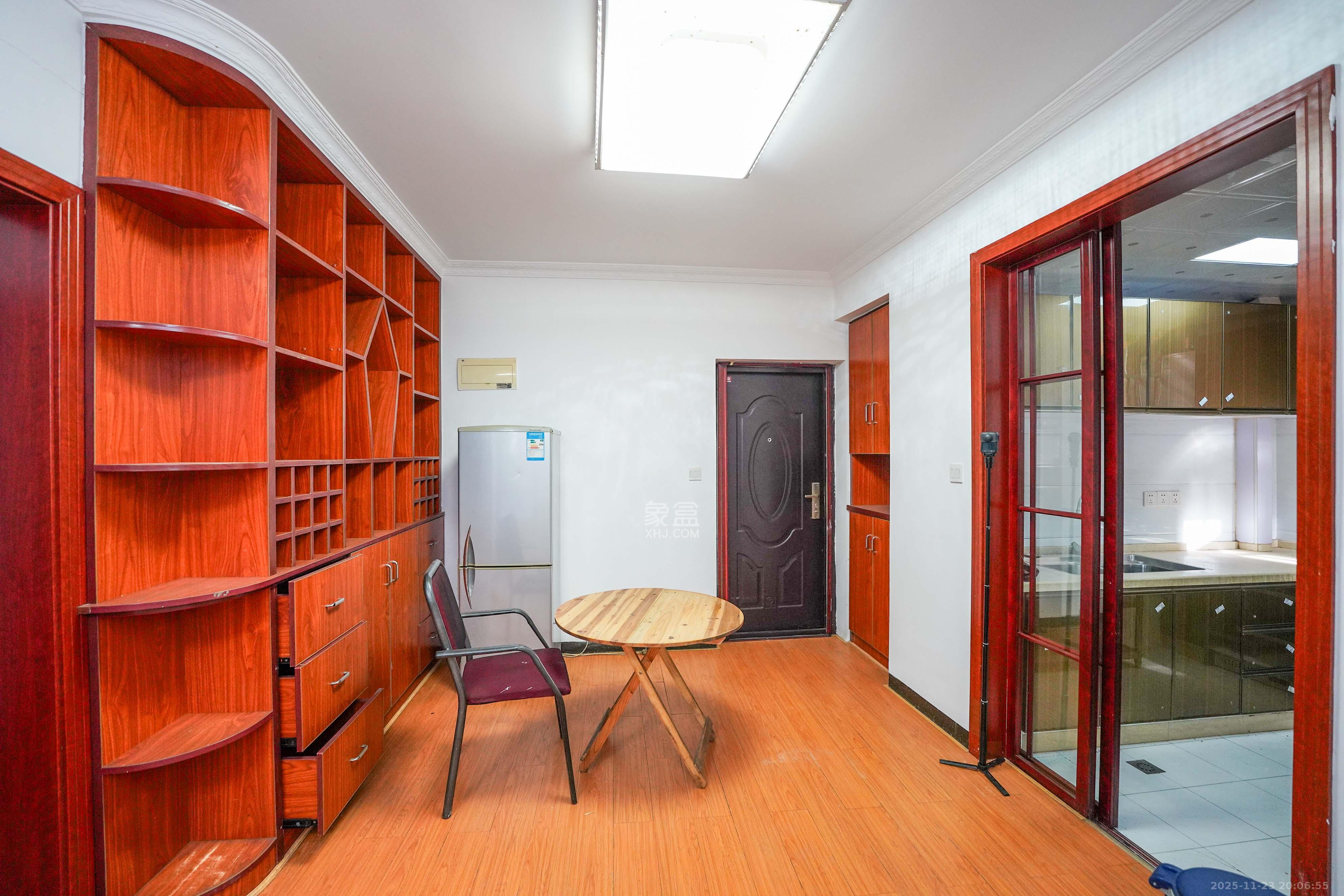 丽发新城  2室2厅1卫    65.0万客厅